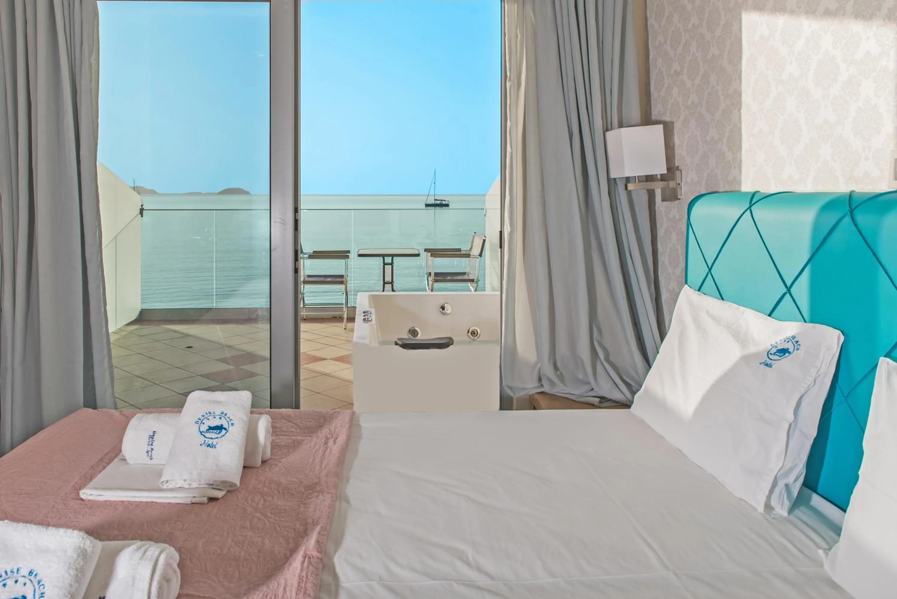 Bedroom, Bed in Denise Beach Hotel