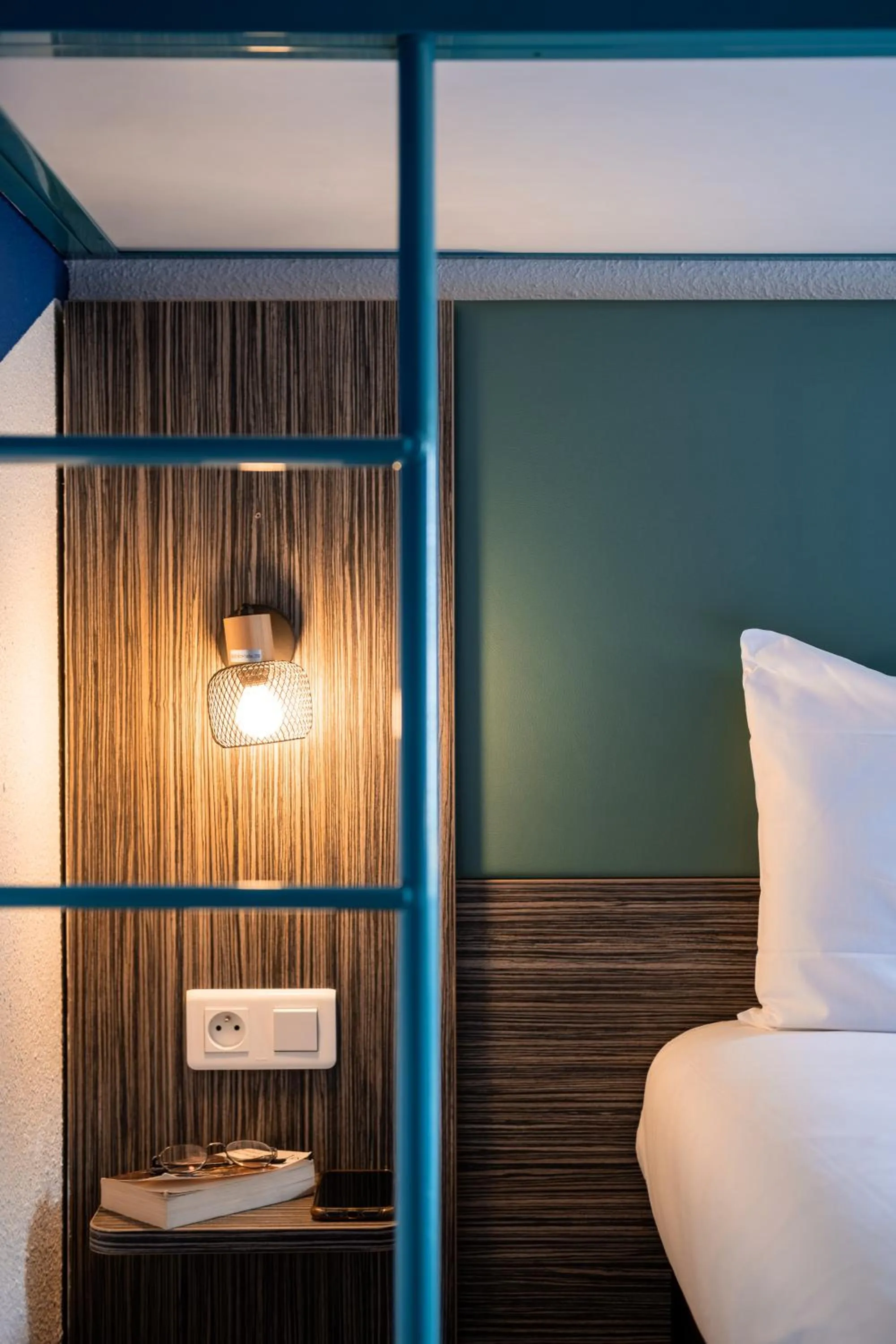 Bedroom, Bed in greet Chartres Est