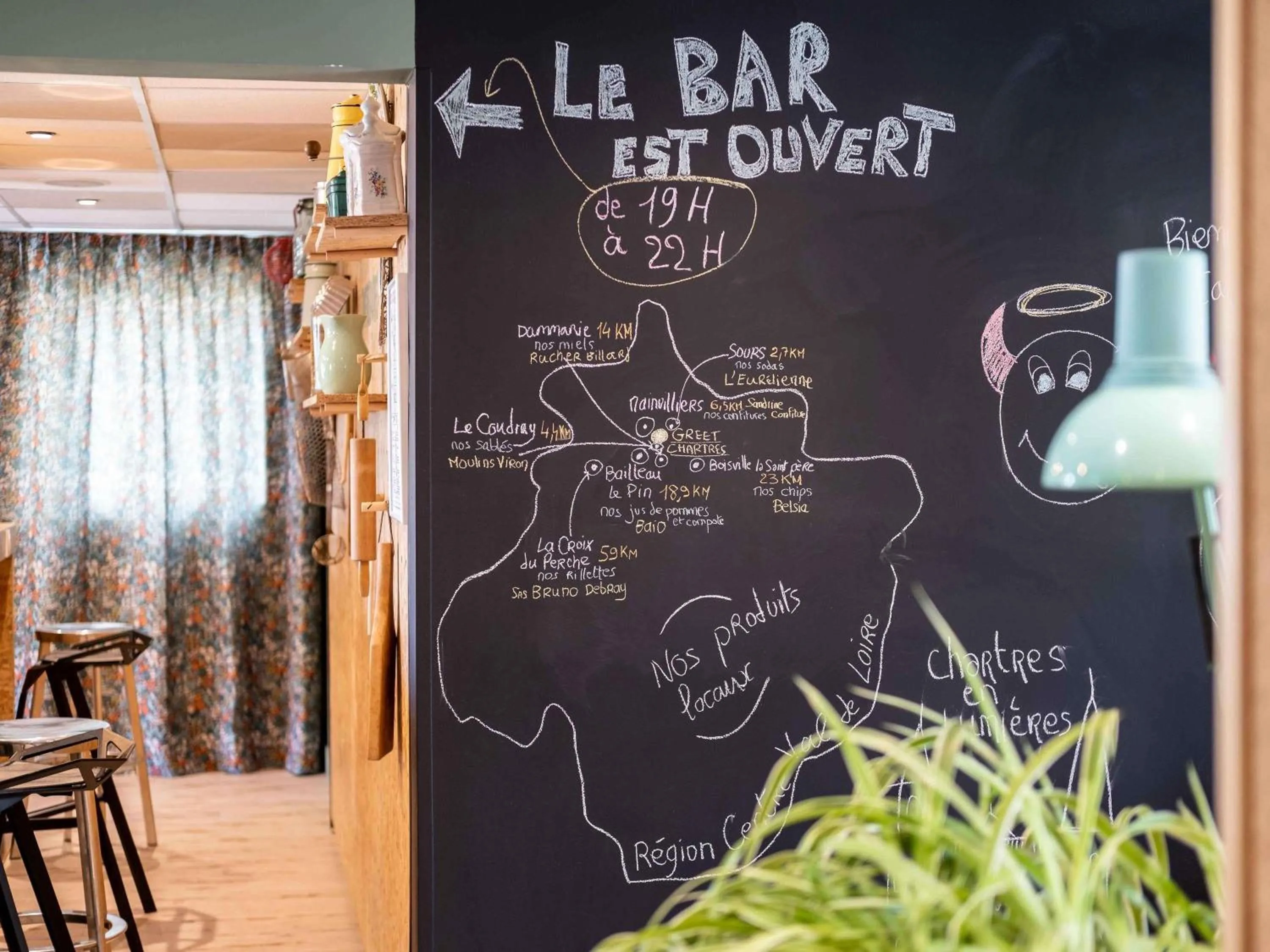 Lounge or bar in greet Chartres Est