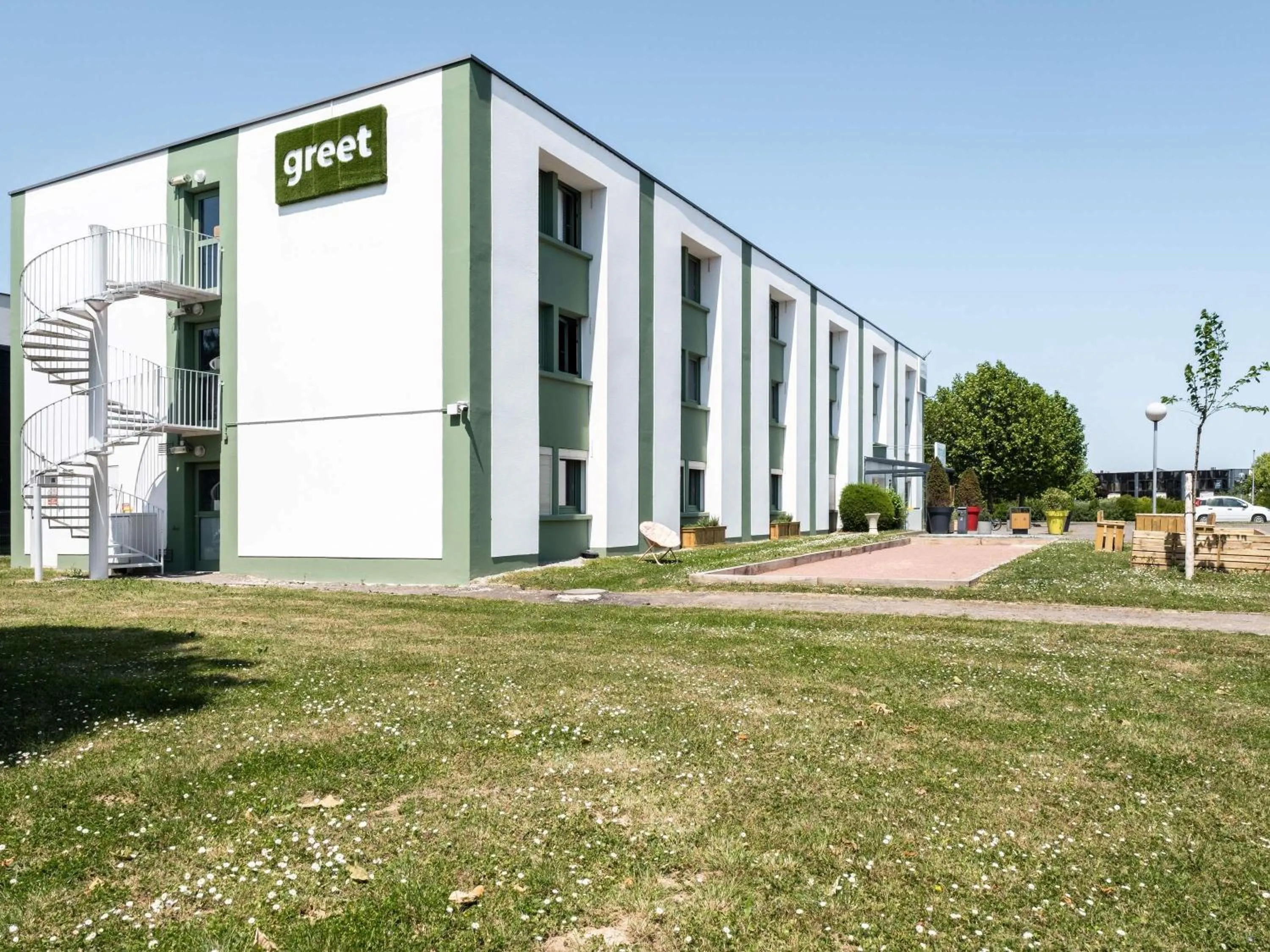 Property building in greet Chartres Est