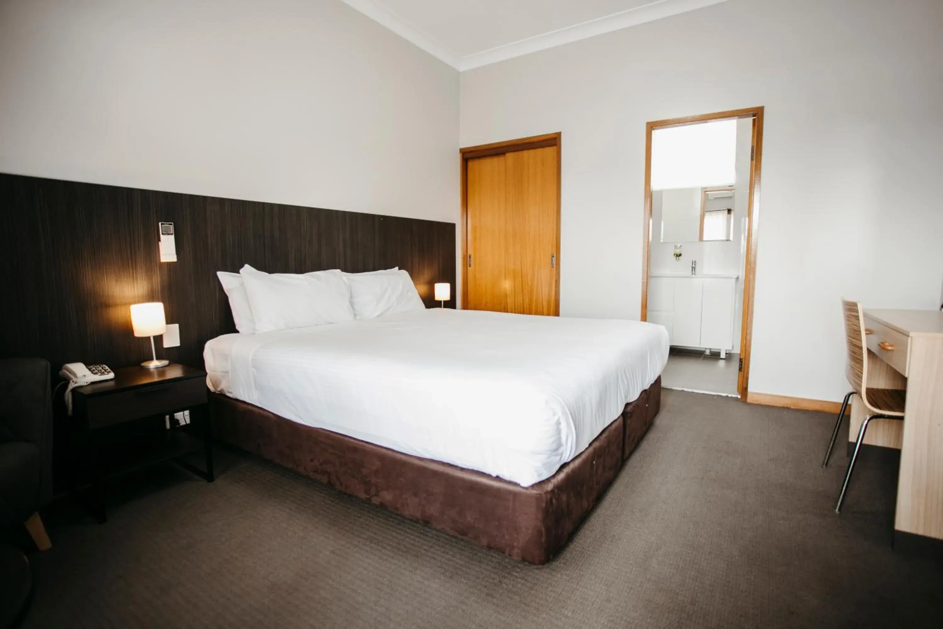 Deluxe King Room in Colonial Motel Richmond Deluxe King Room in Colonial Motel Richmond