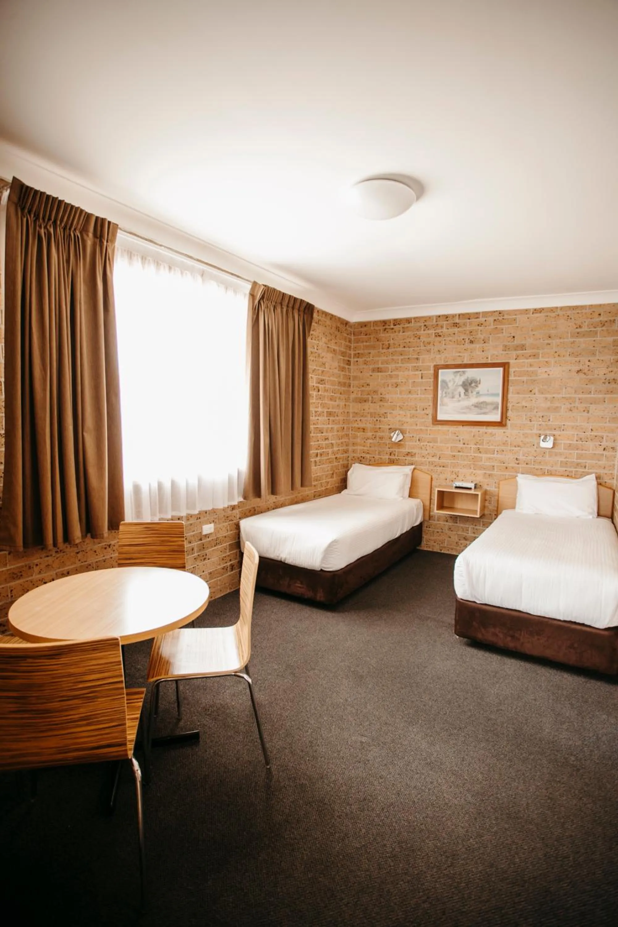 Bed in Colonial Motel Richmond