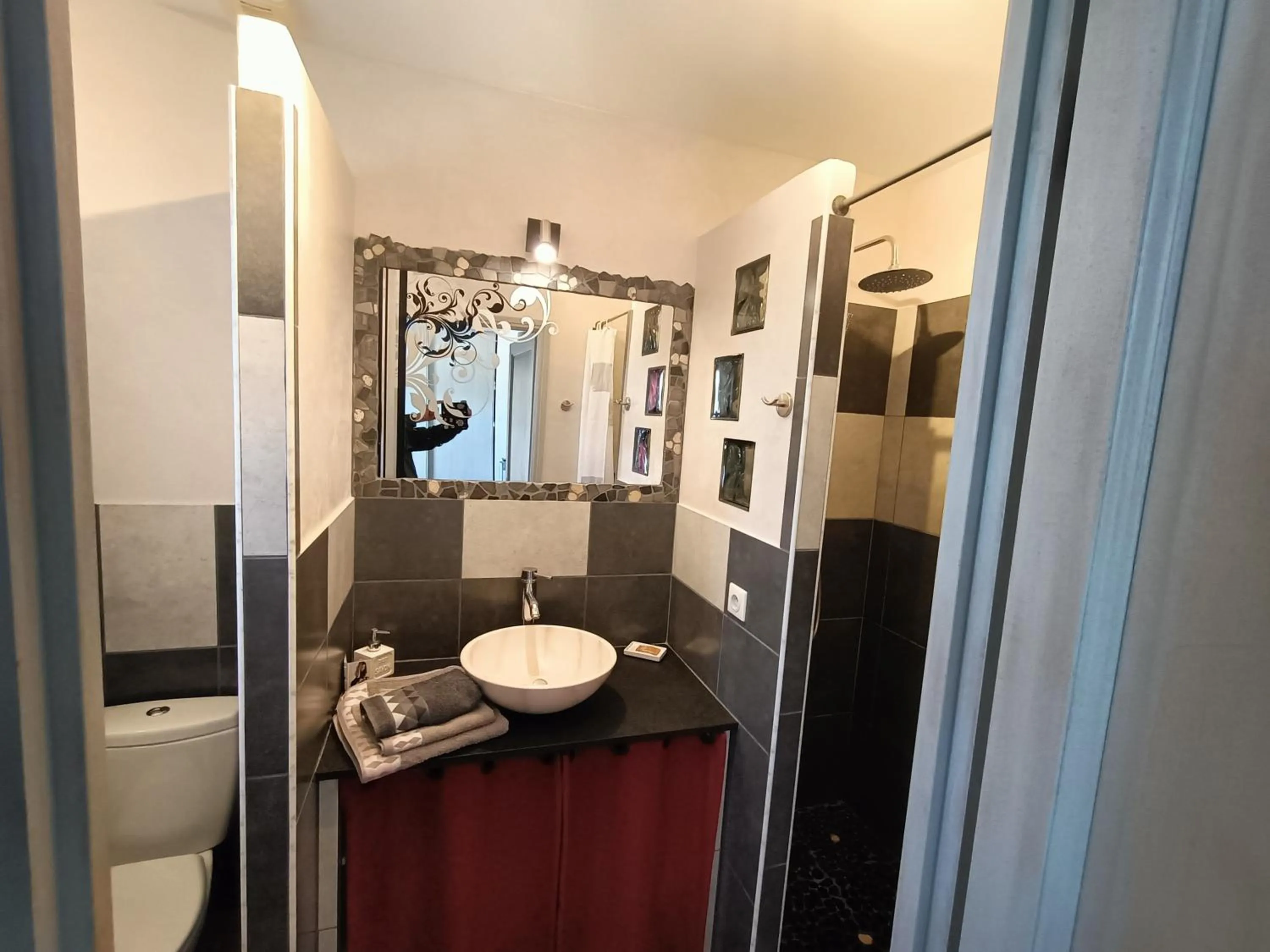 Bathroom in Le faré tchanqué chambre d'hôtes, parking gratuit sur place