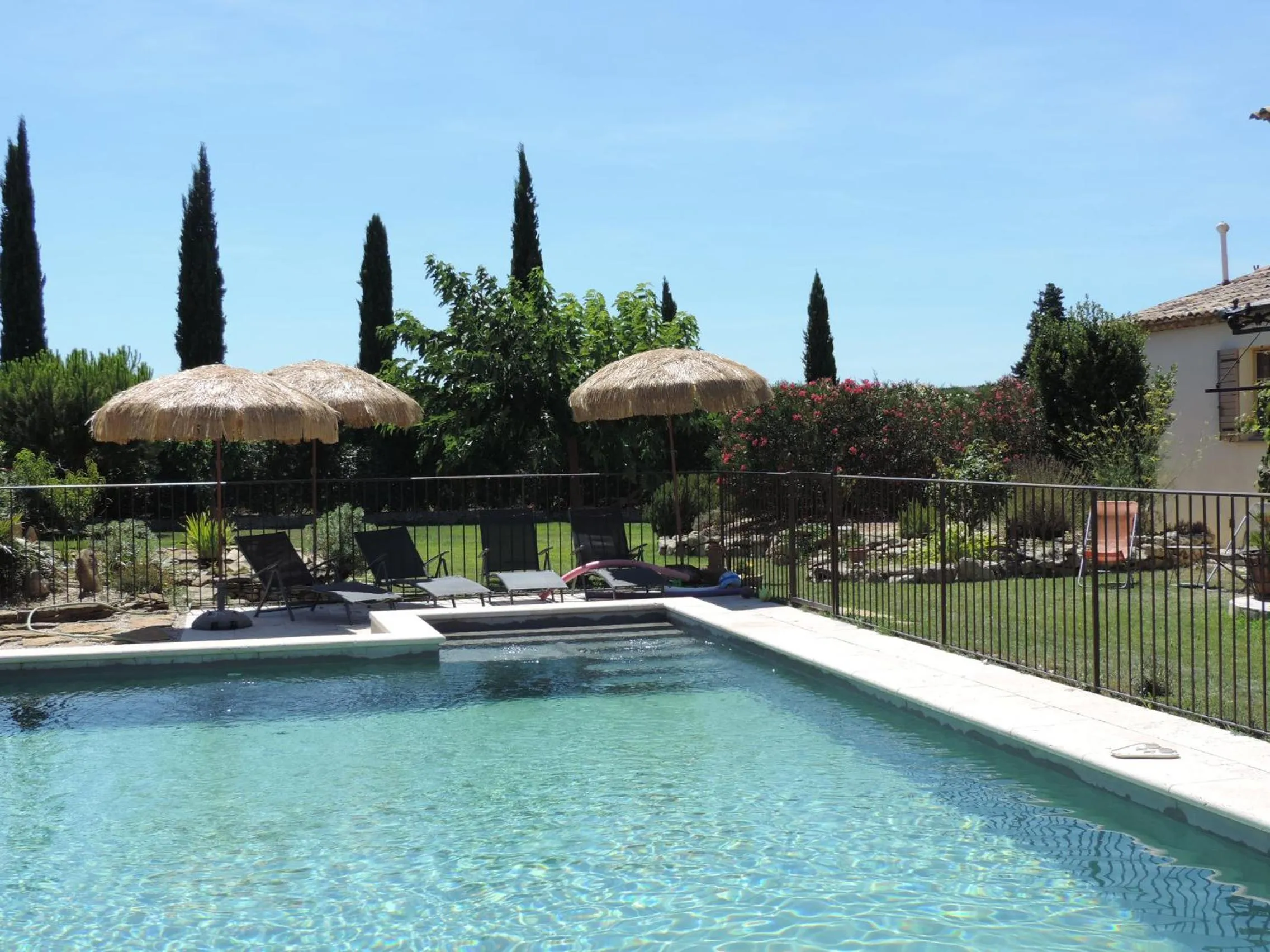 Swimming pool in Chambre d'hôtes le faré tchanqué parking gratuit sur place