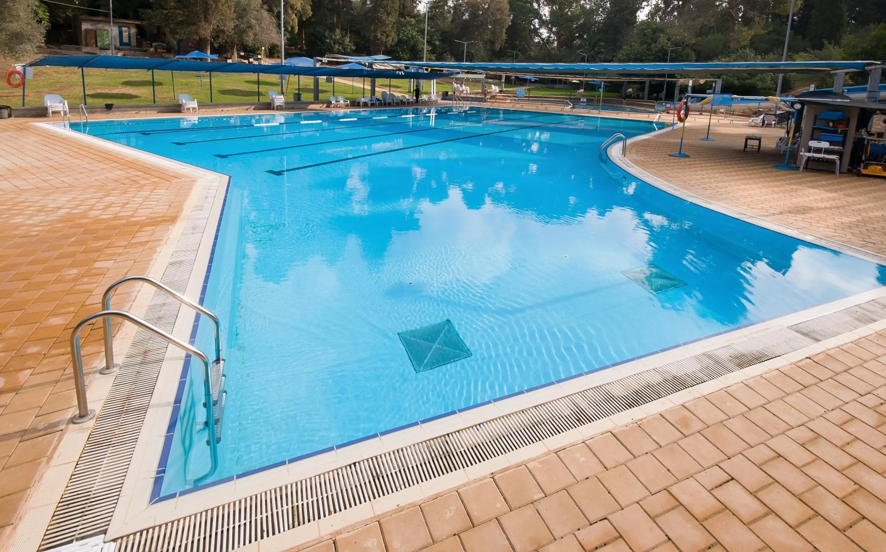 Pool view in Zohar Badeshe