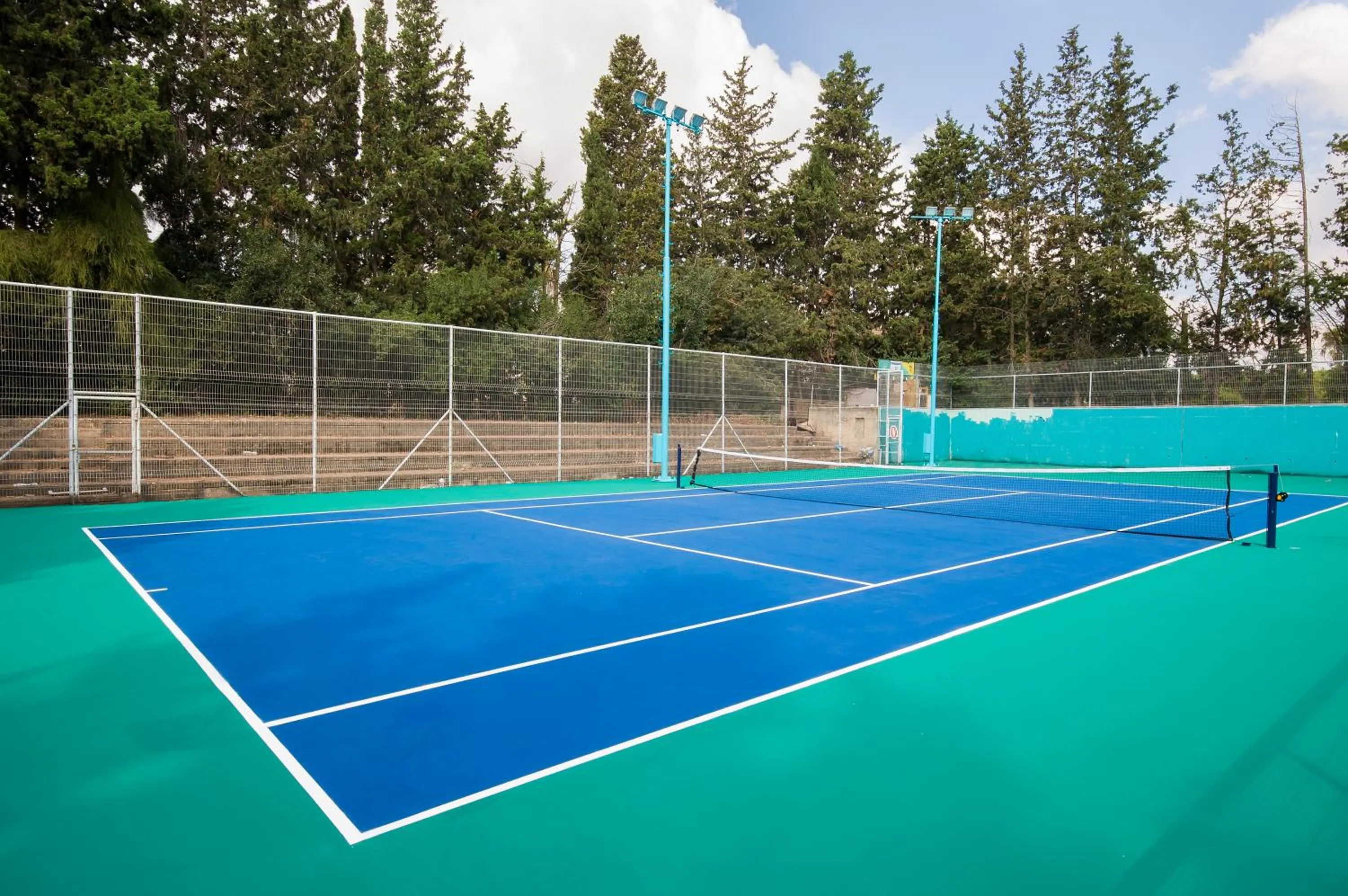 Tennis court in Zohar Badeshe