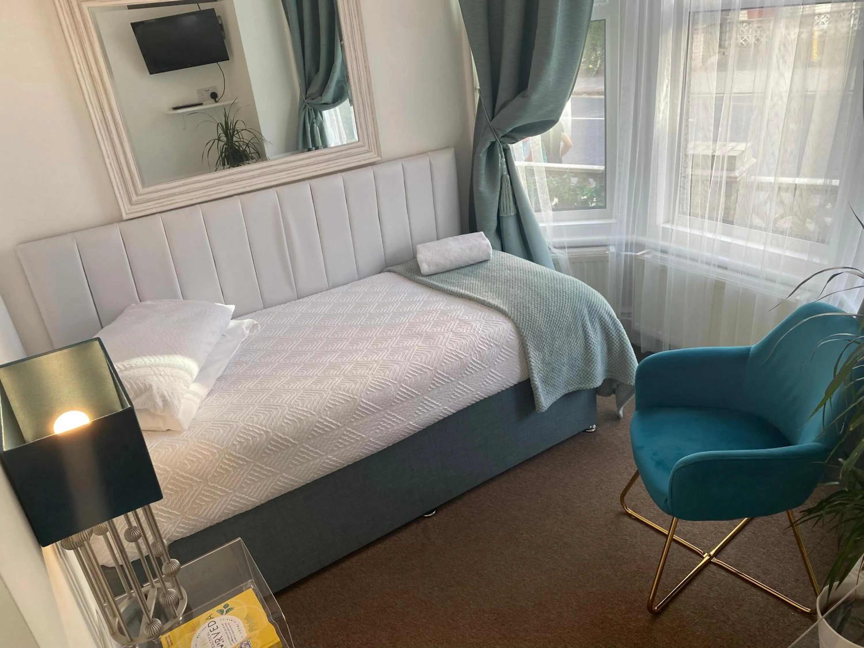 Photo of the whole room, Bed in A & B Guest House Cambridge Ltd