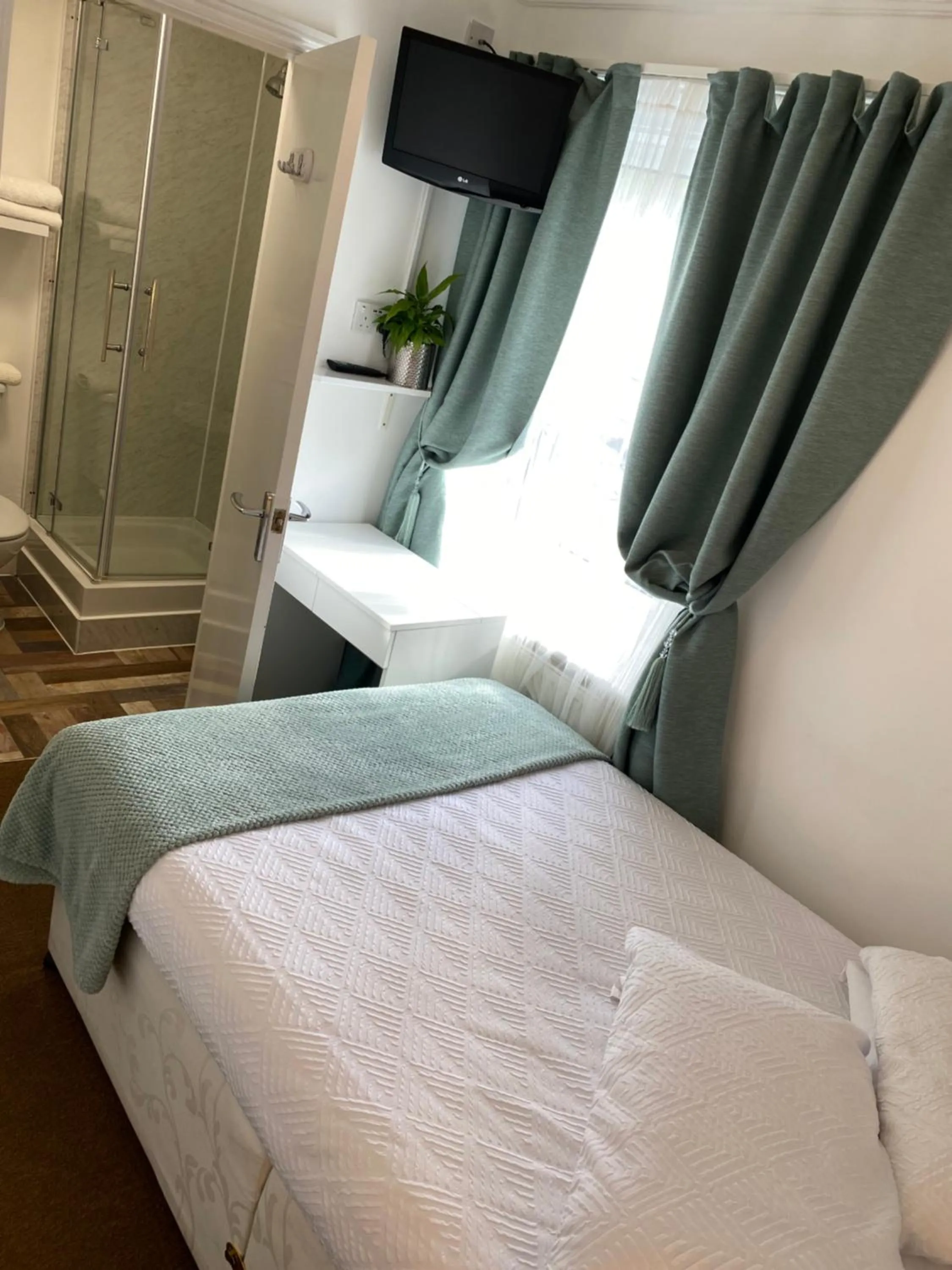 Photo of the whole room, Bed in A & B Guest House Cambridge Ltd