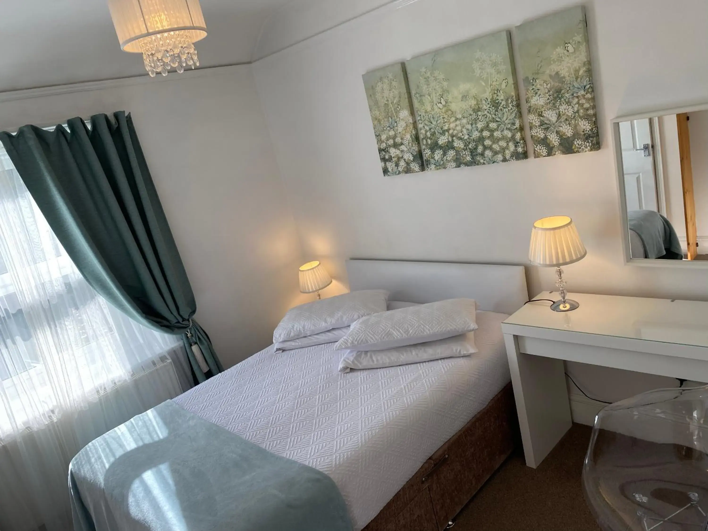 Double Room with Private Bathroom - single occupancy in A & B Guest House Cambridge Ltd Double Room with Private Bathroom - single occupancy in A & B Guest House Cambridge Ltd