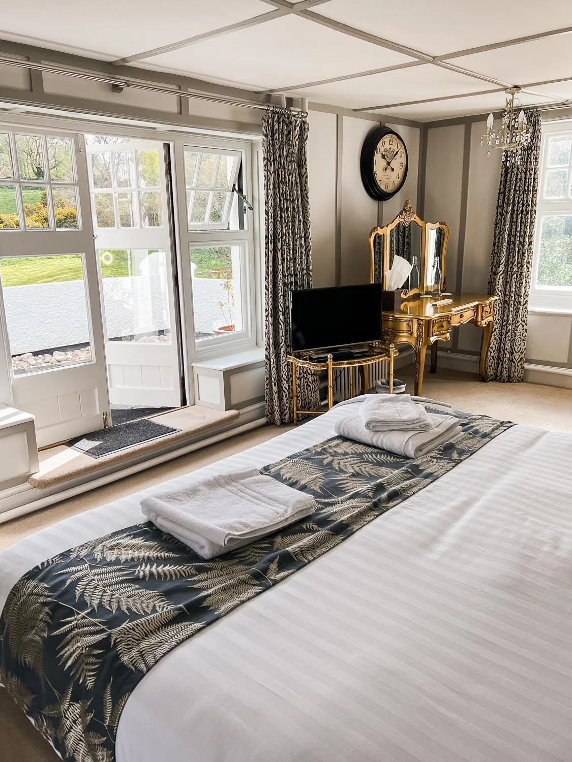 Bed in Mill End Hotel