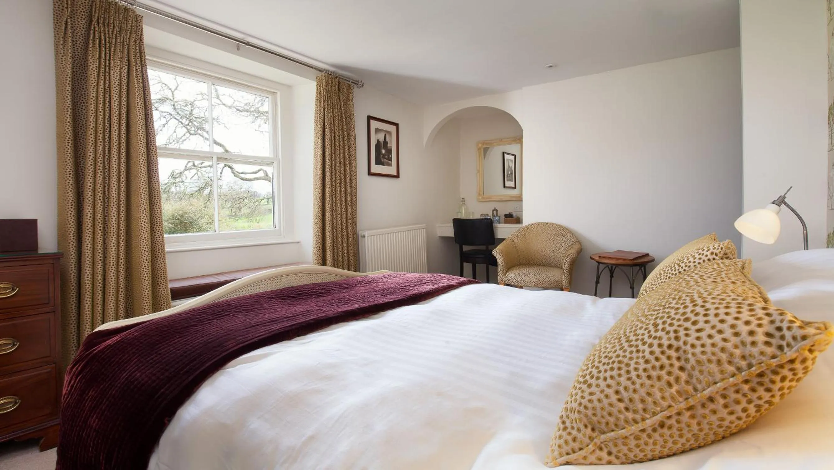 Bed in Mill End Hotel