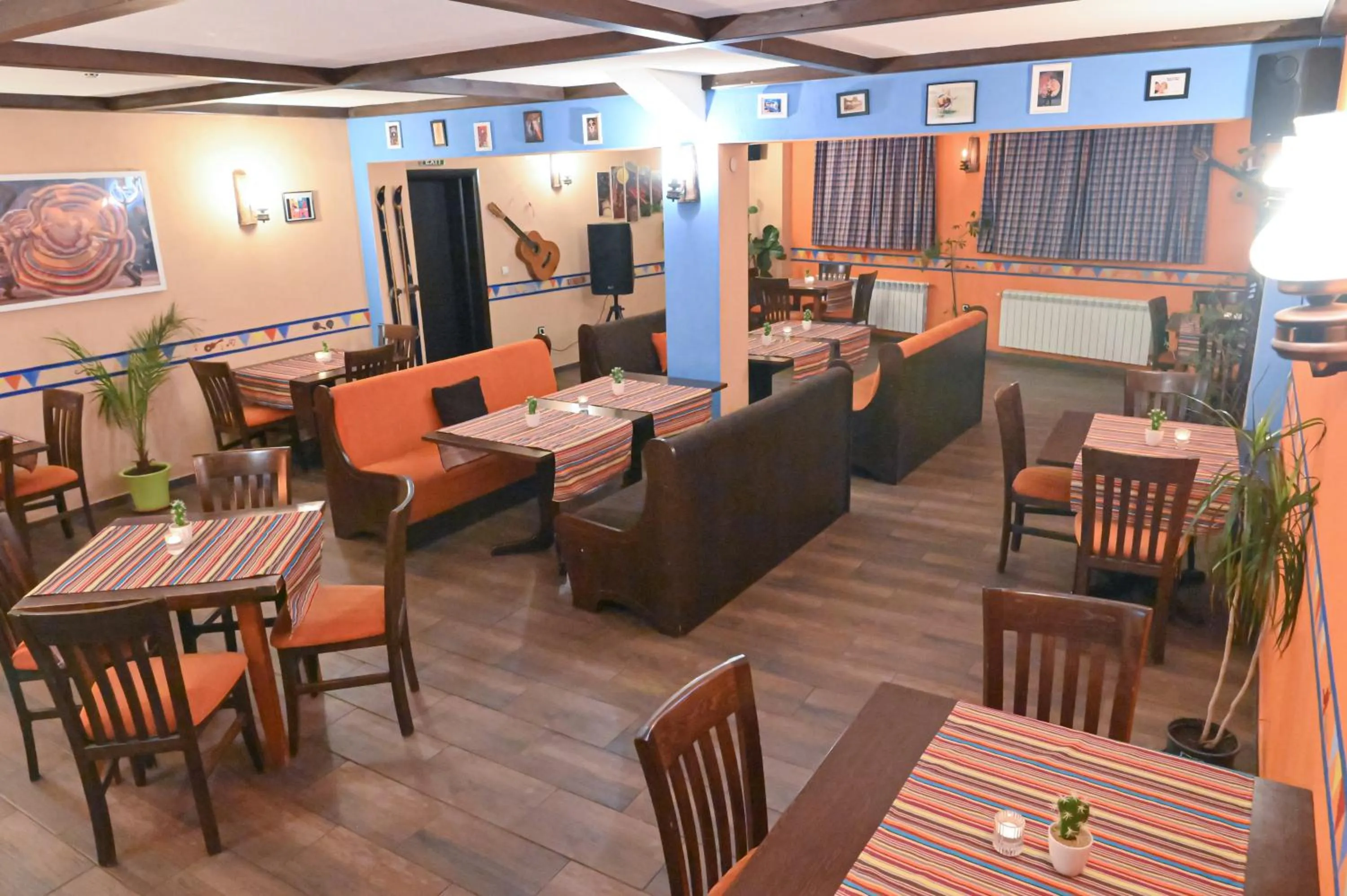 Restaurant/places to eat in Hotel Ida