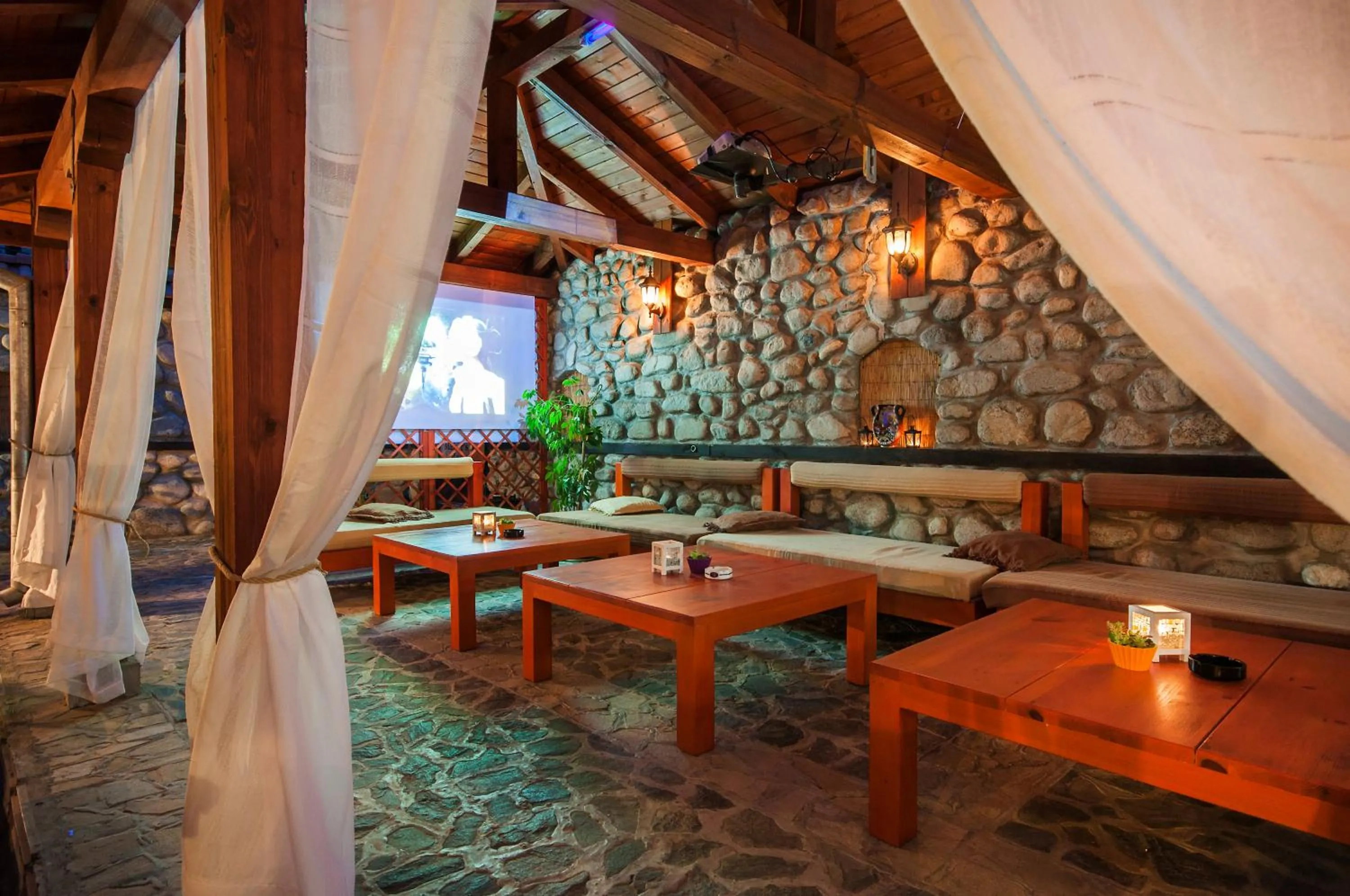 Communal lounge/ TV room in Hotel Ida