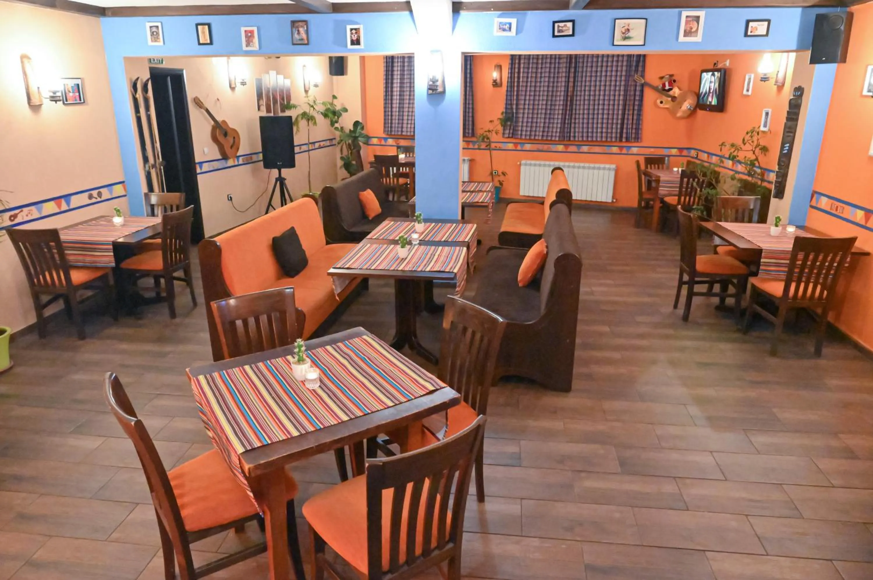 Restaurant/places to eat in Hotel Ida