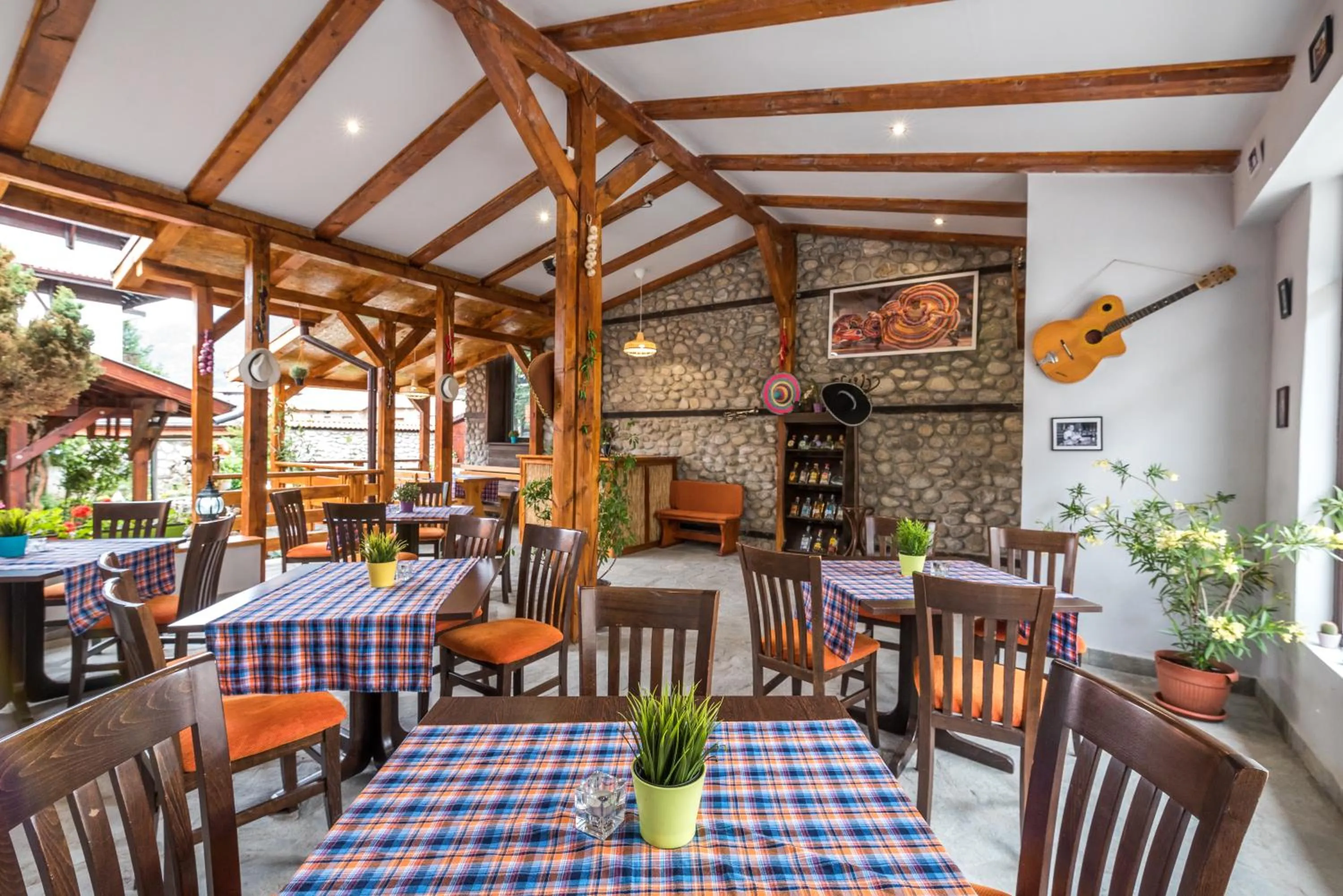 Restaurant/places to eat in Hotel Ida