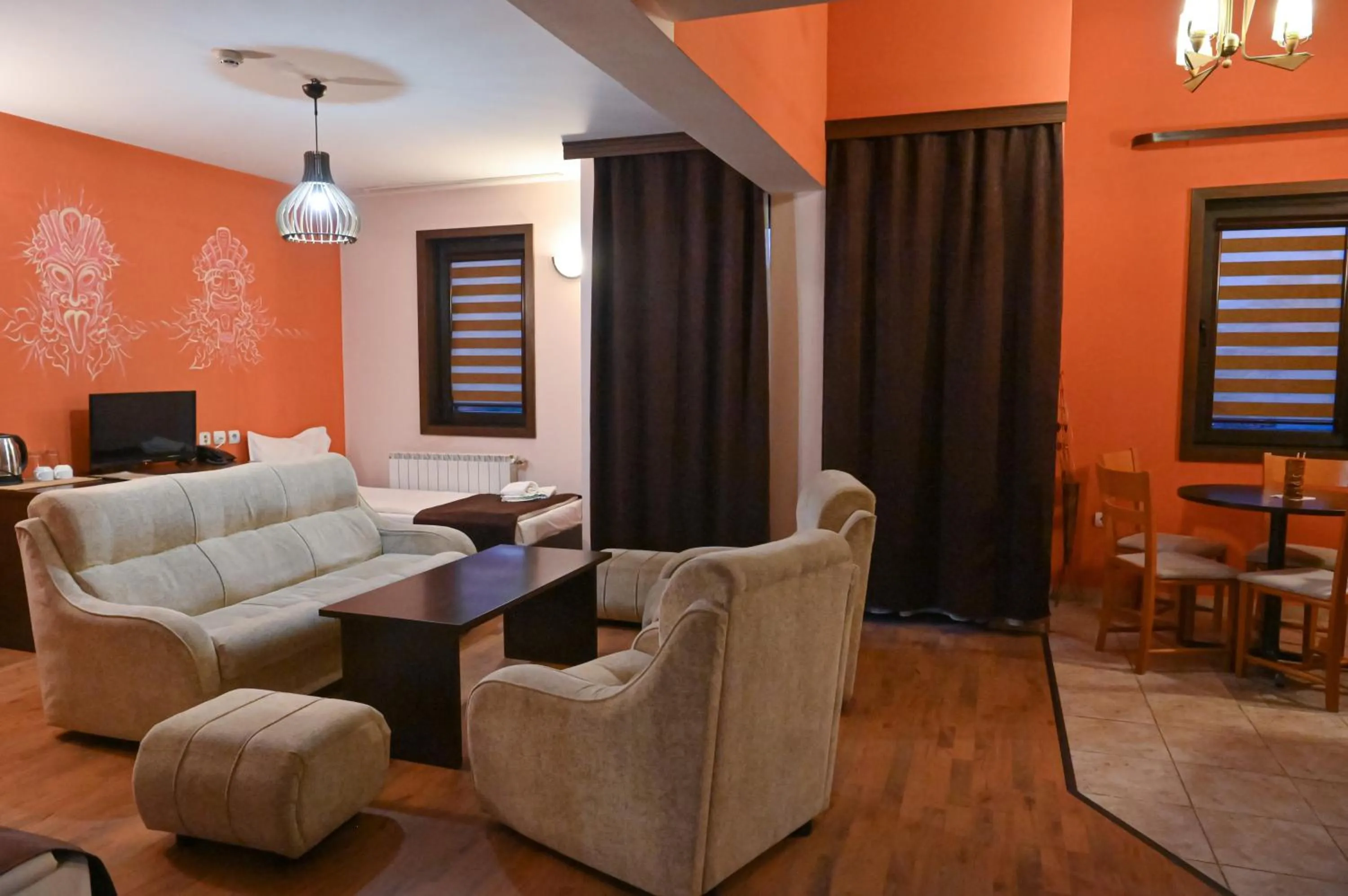 Communal lounge/ TV room in Hotel Ida