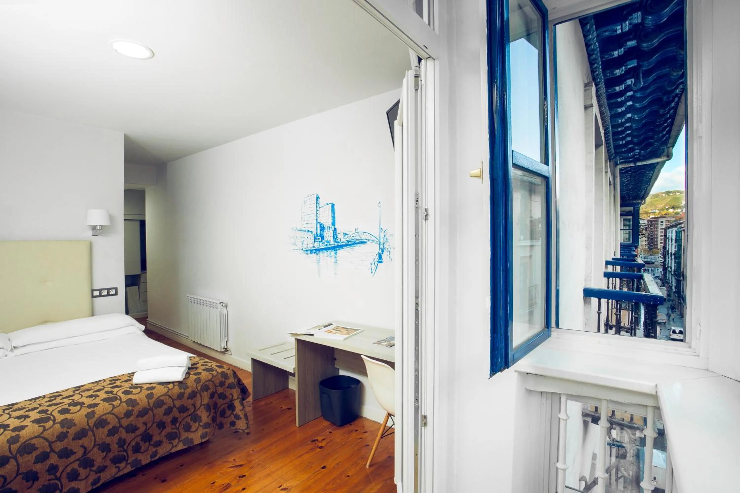 Photo of the whole room, Bed in Casual Gurea