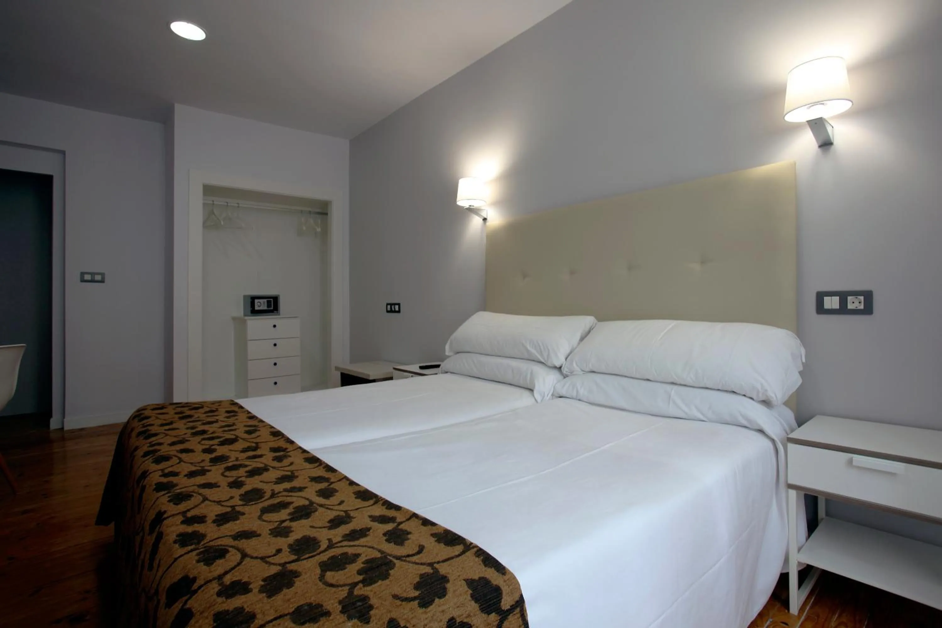 Photo of the whole room, Bed in Casual Gurea