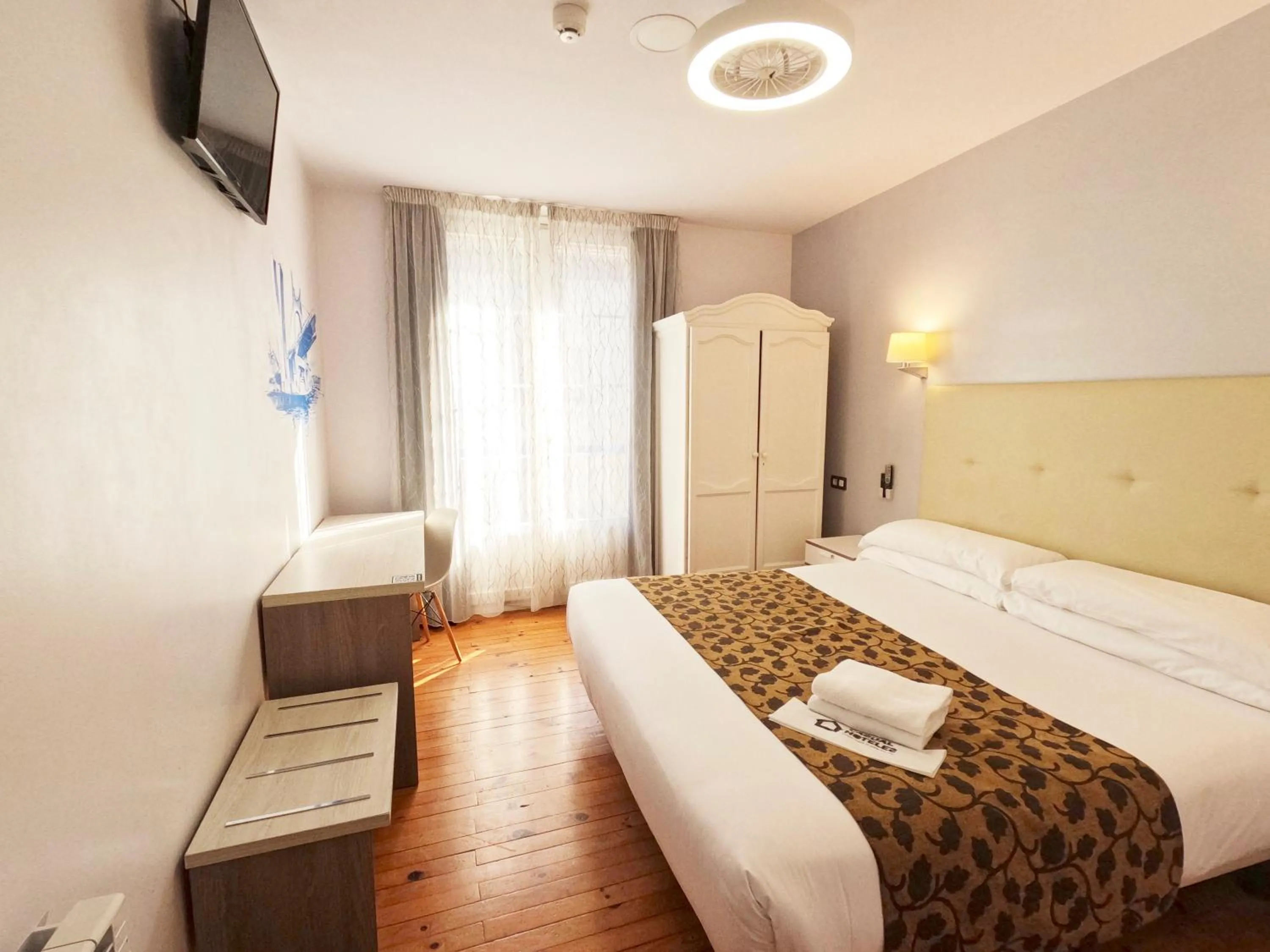 Photo of the whole room, Bed in Casual Gurea