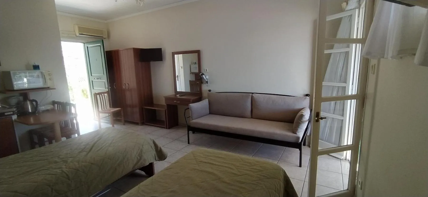 Photo of the whole room, Bed in Vassiliki Studios