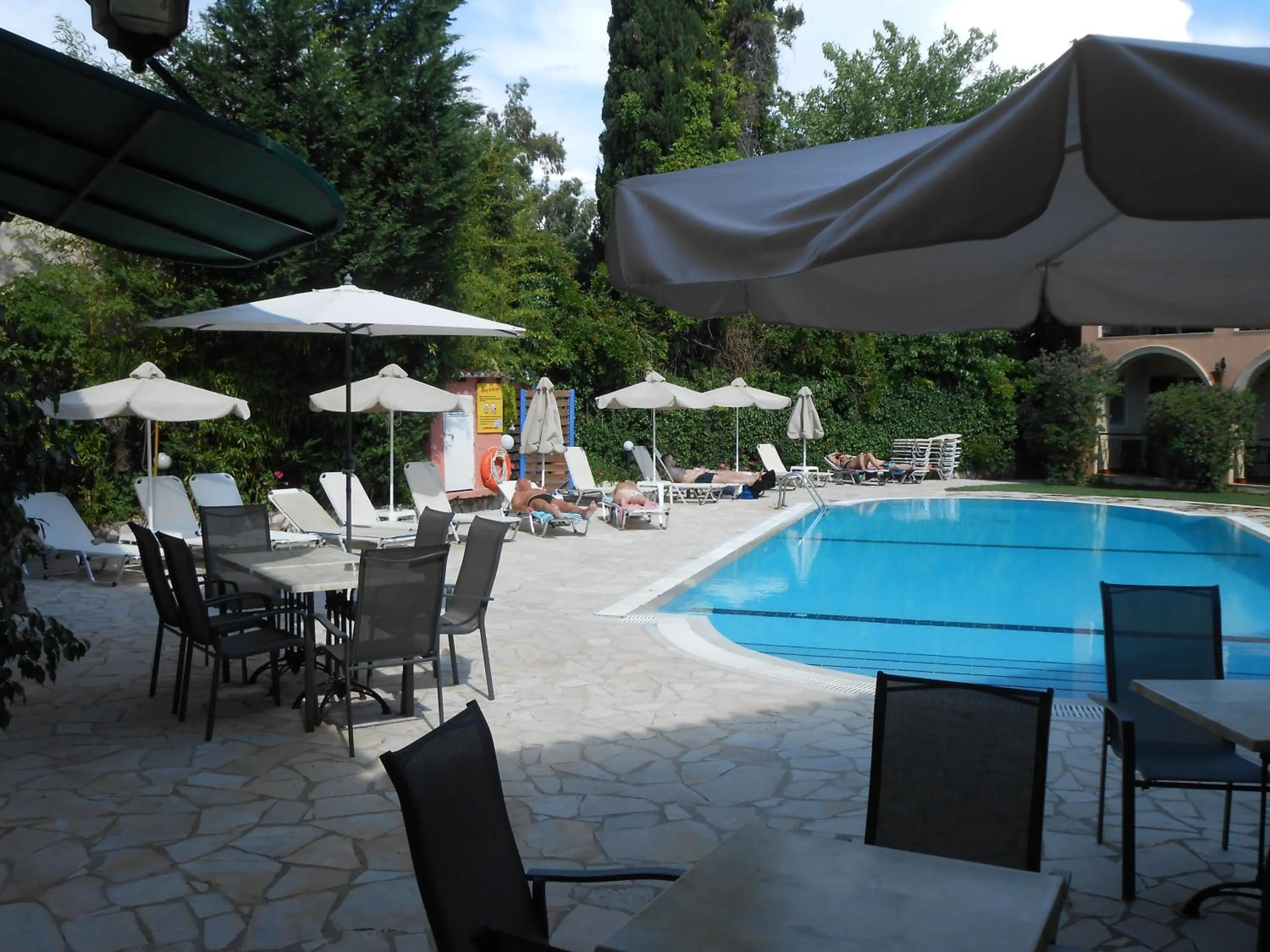 Restaurant/places to eat in Annaliza Apartments