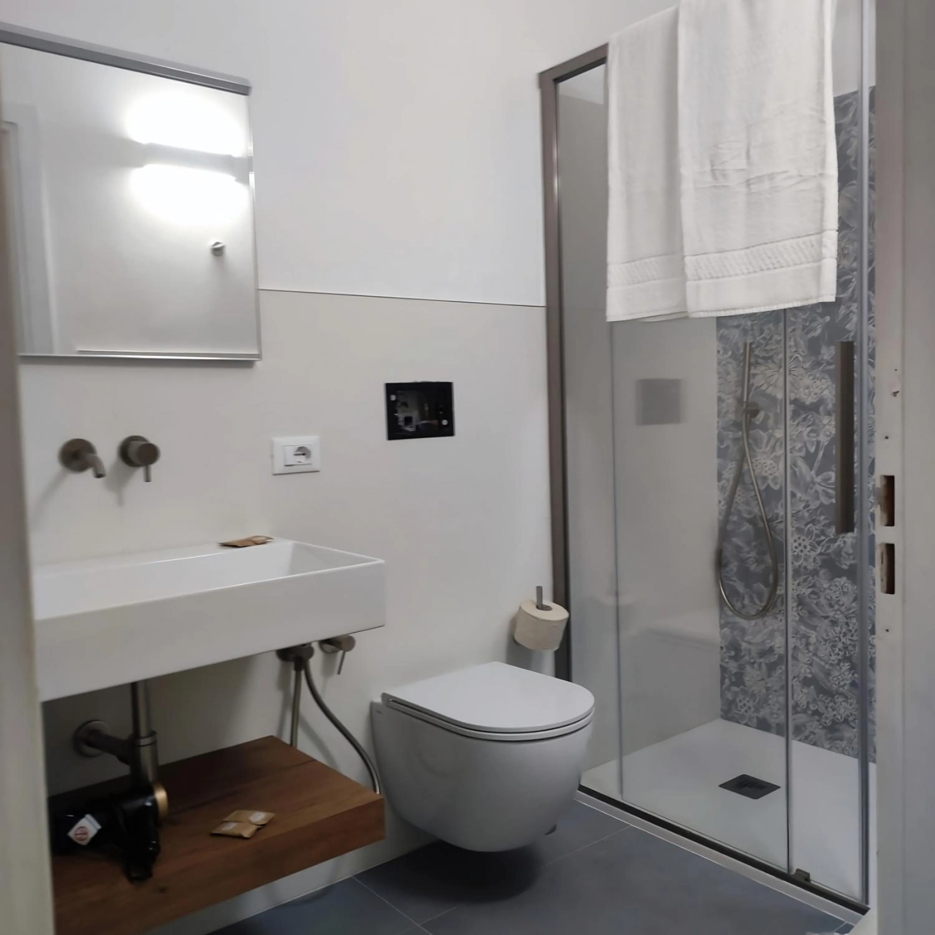 Shower in Hotel Riviera