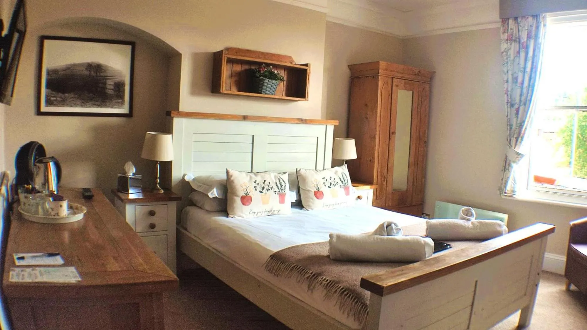 Photo of the whole room, Bed in Winton House