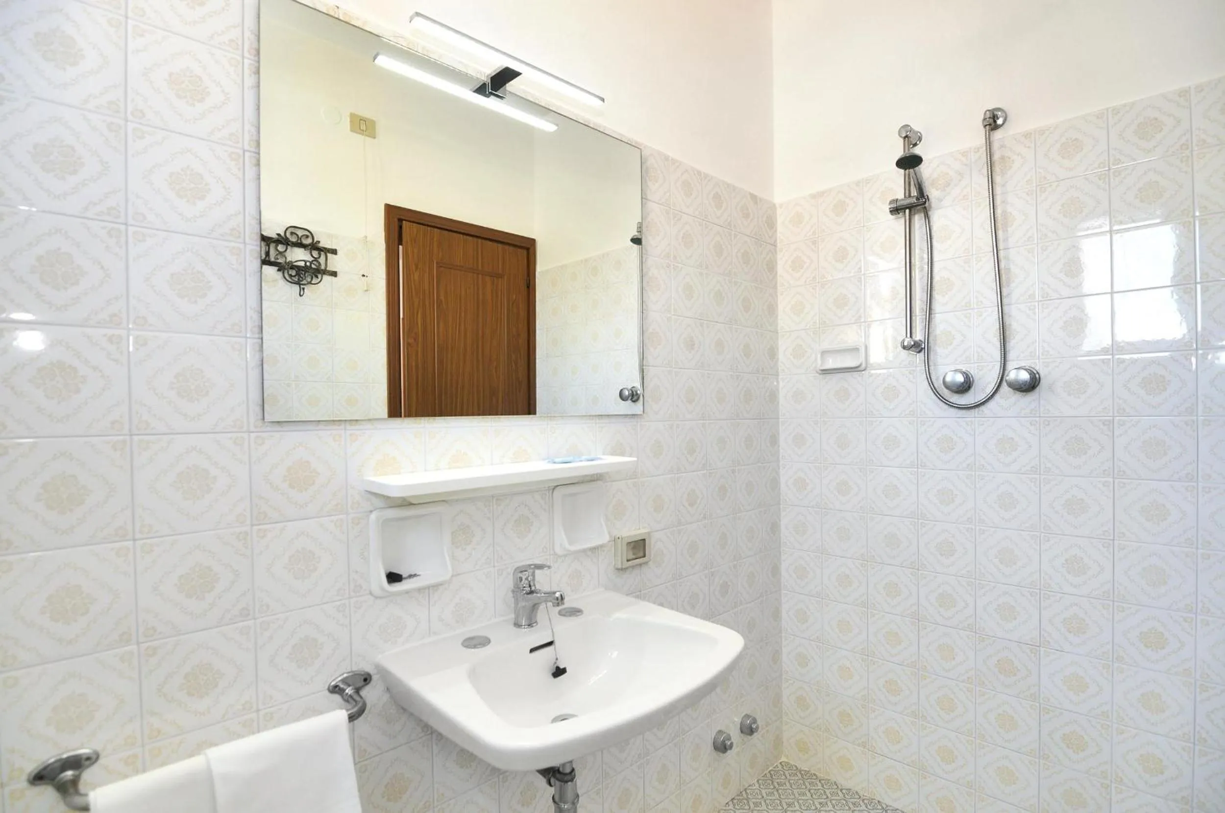 Shower in Venus Best Price