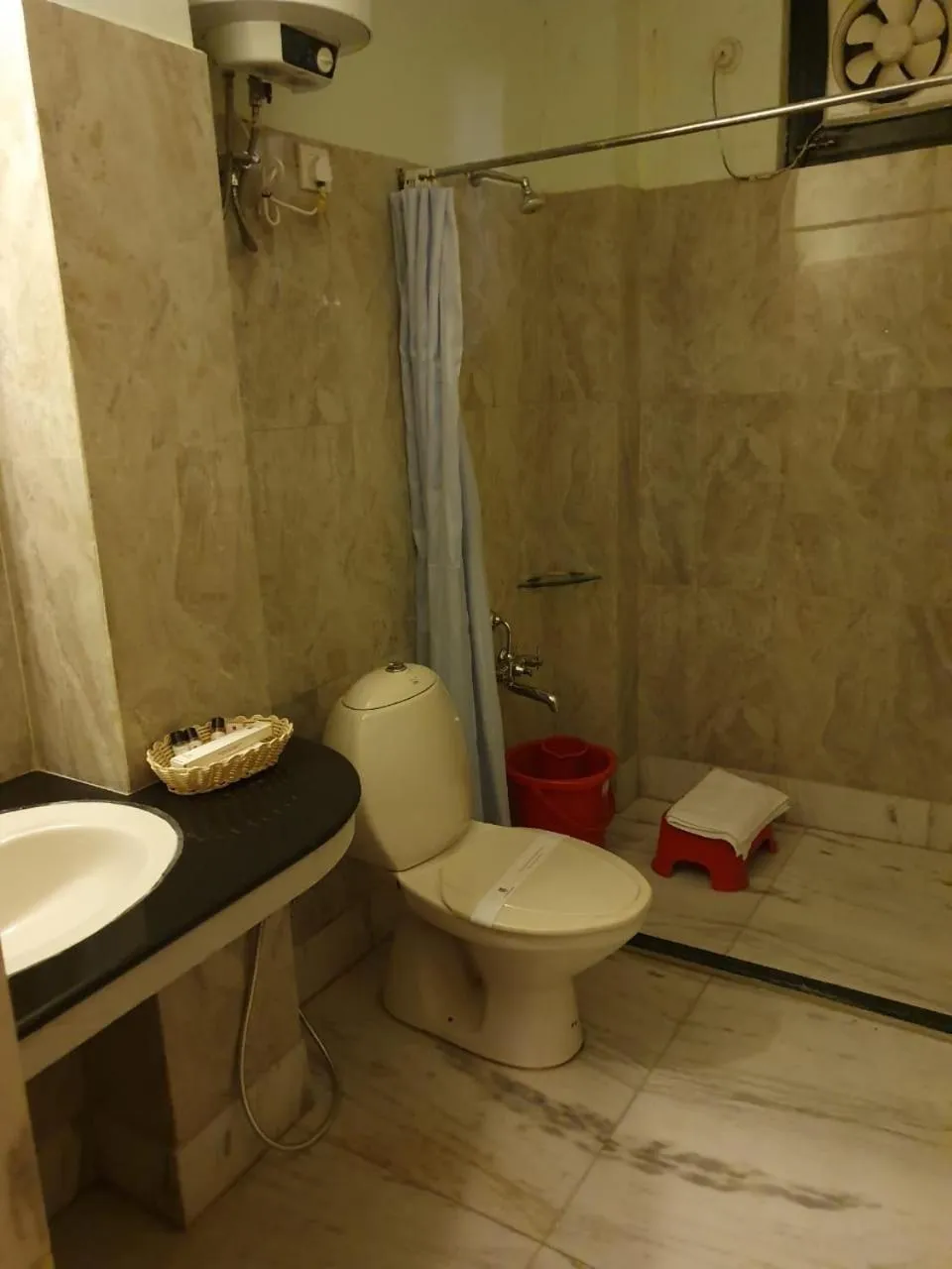 Toilet in Hotel Corbett Kingdom