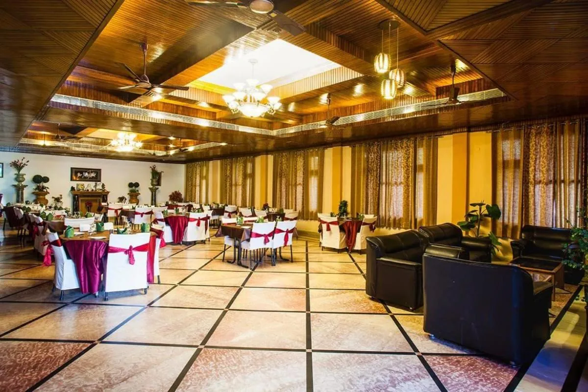 Restaurant/places to eat in Hotel Corbett Kingdom