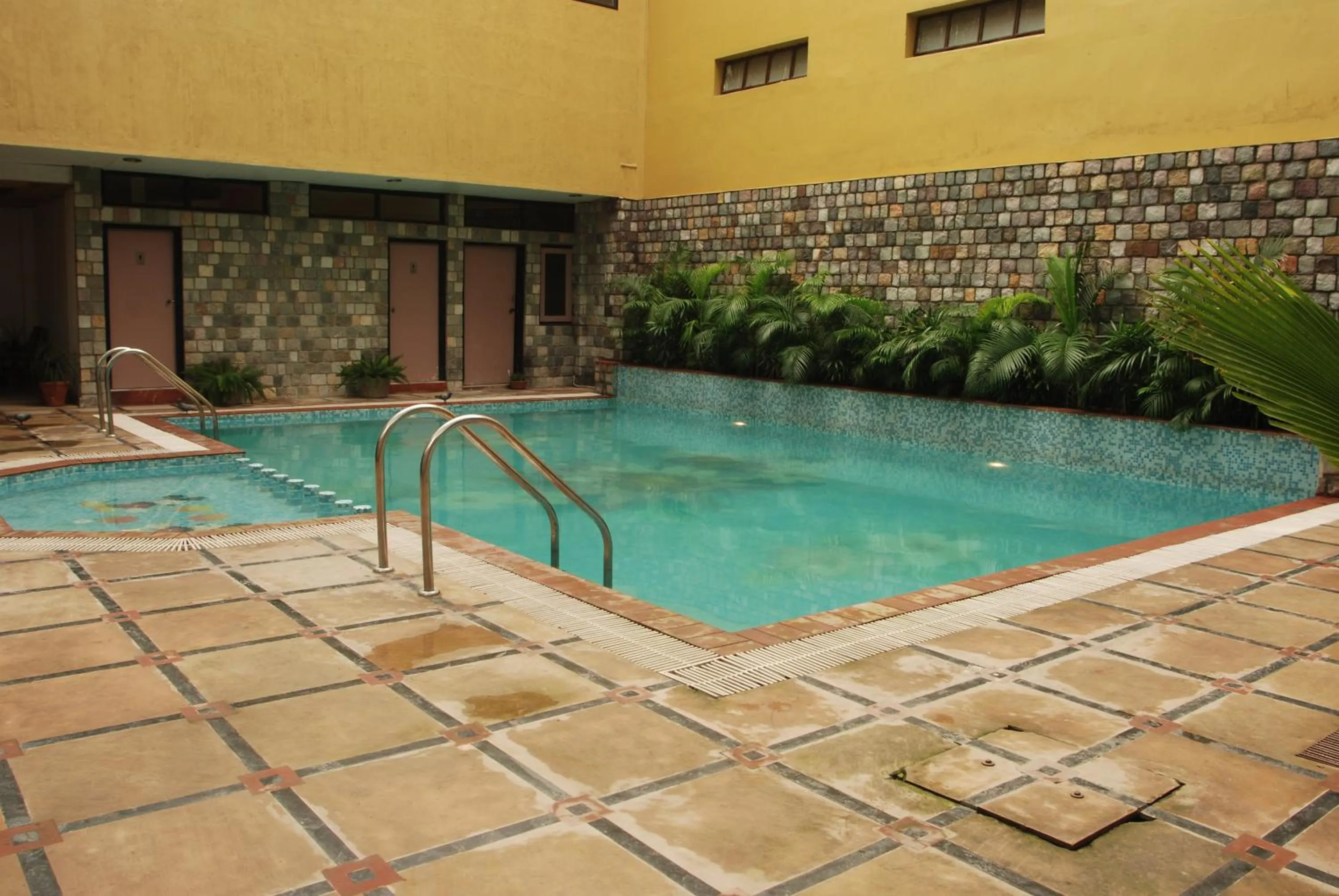 Swimming pool in Hotel Corbett Kingdom