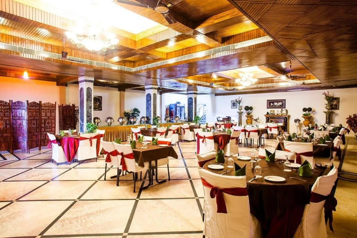 Restaurant/places to eat in Hotel Corbett Kingdom