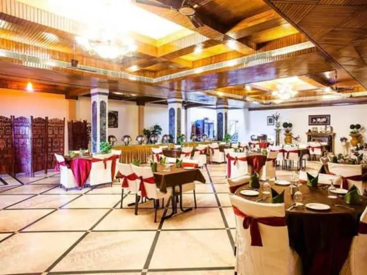 Restaurant/places to eat in Hotel Corbett Kingdom
