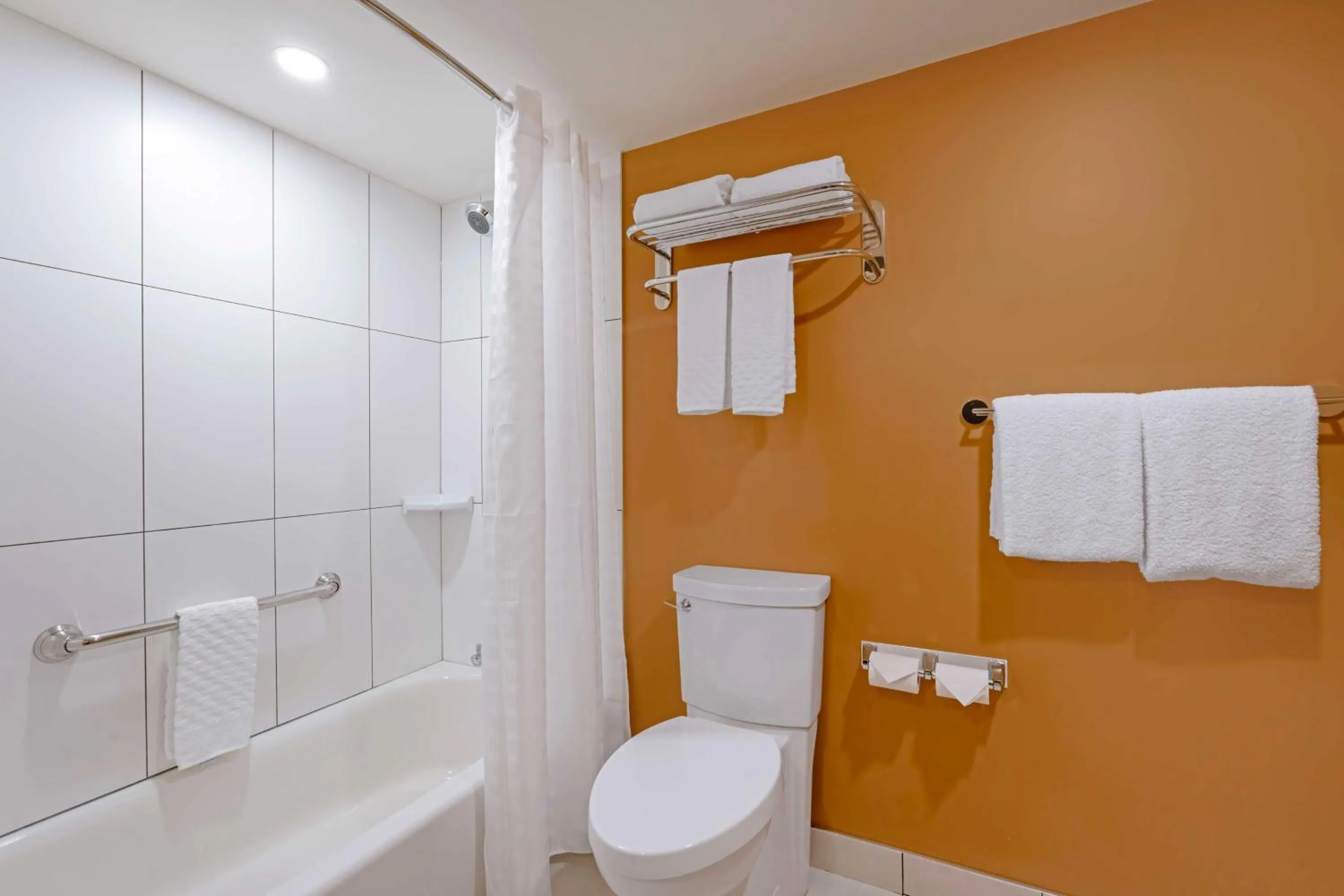 Bathroom in Best Western Plus Emerald Isle Hotel