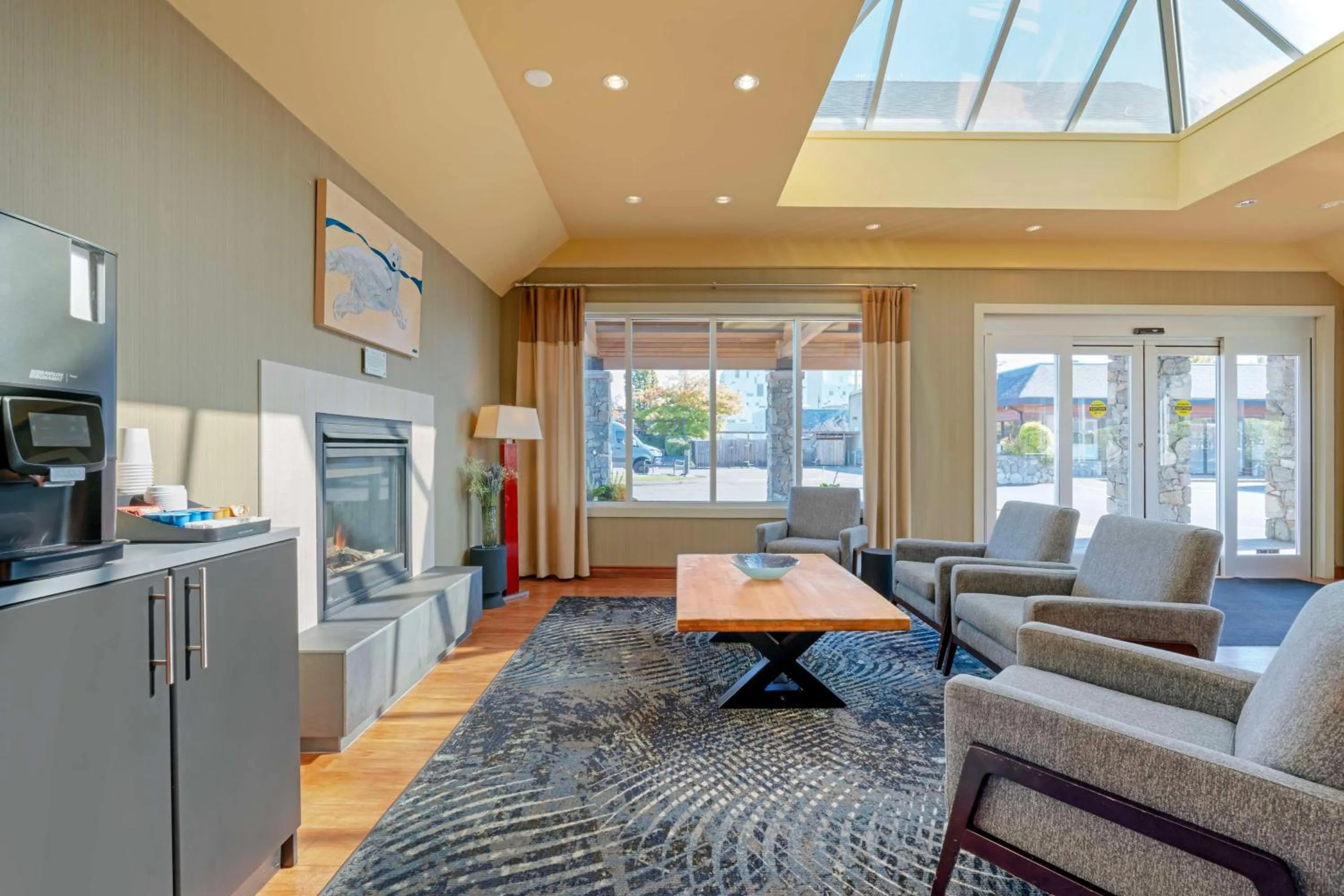 Lobby or reception in Best Western Plus Emerald Isle Hotel