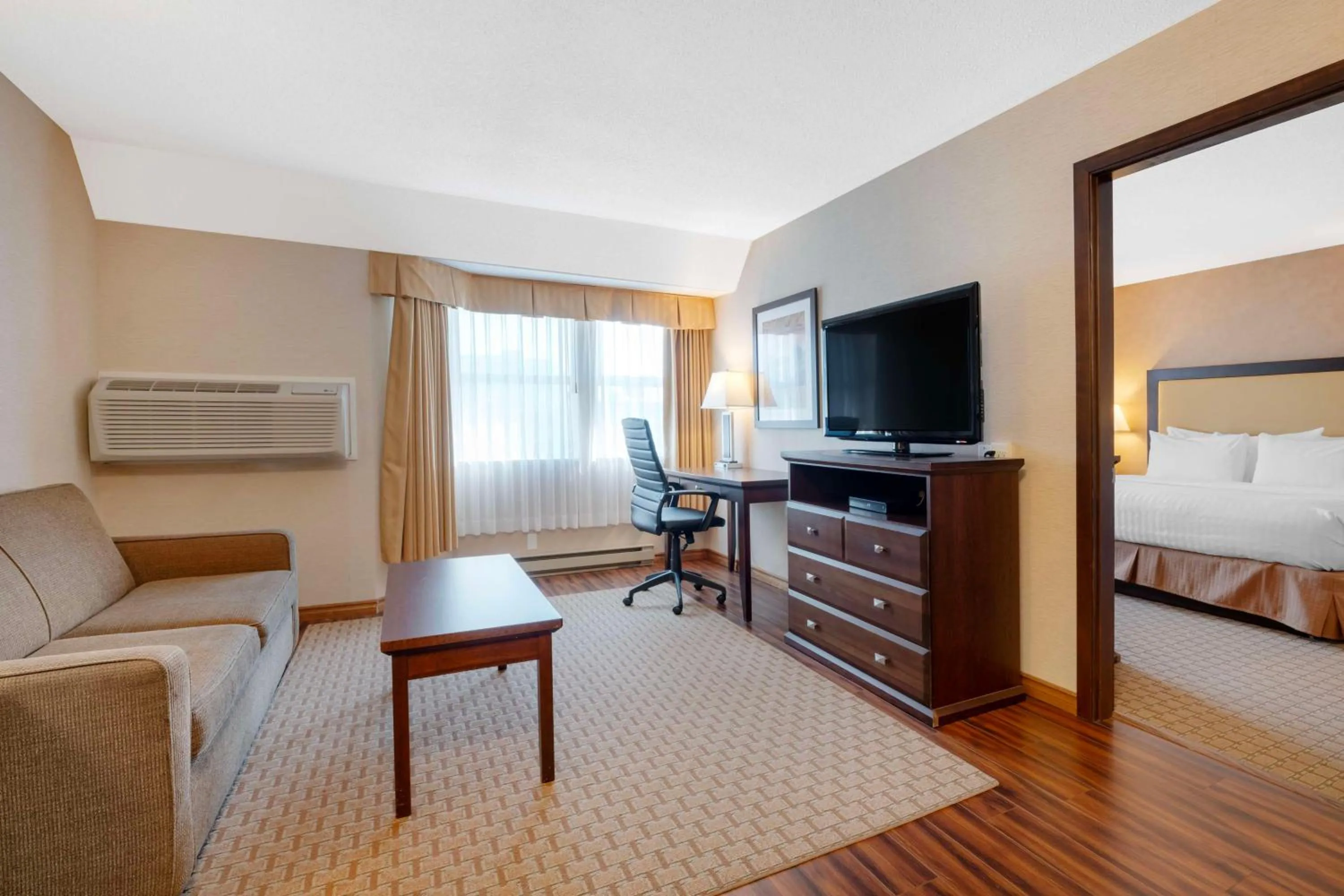 Bedroom, Bed in Best Western Plus Emerald Isle Hotel