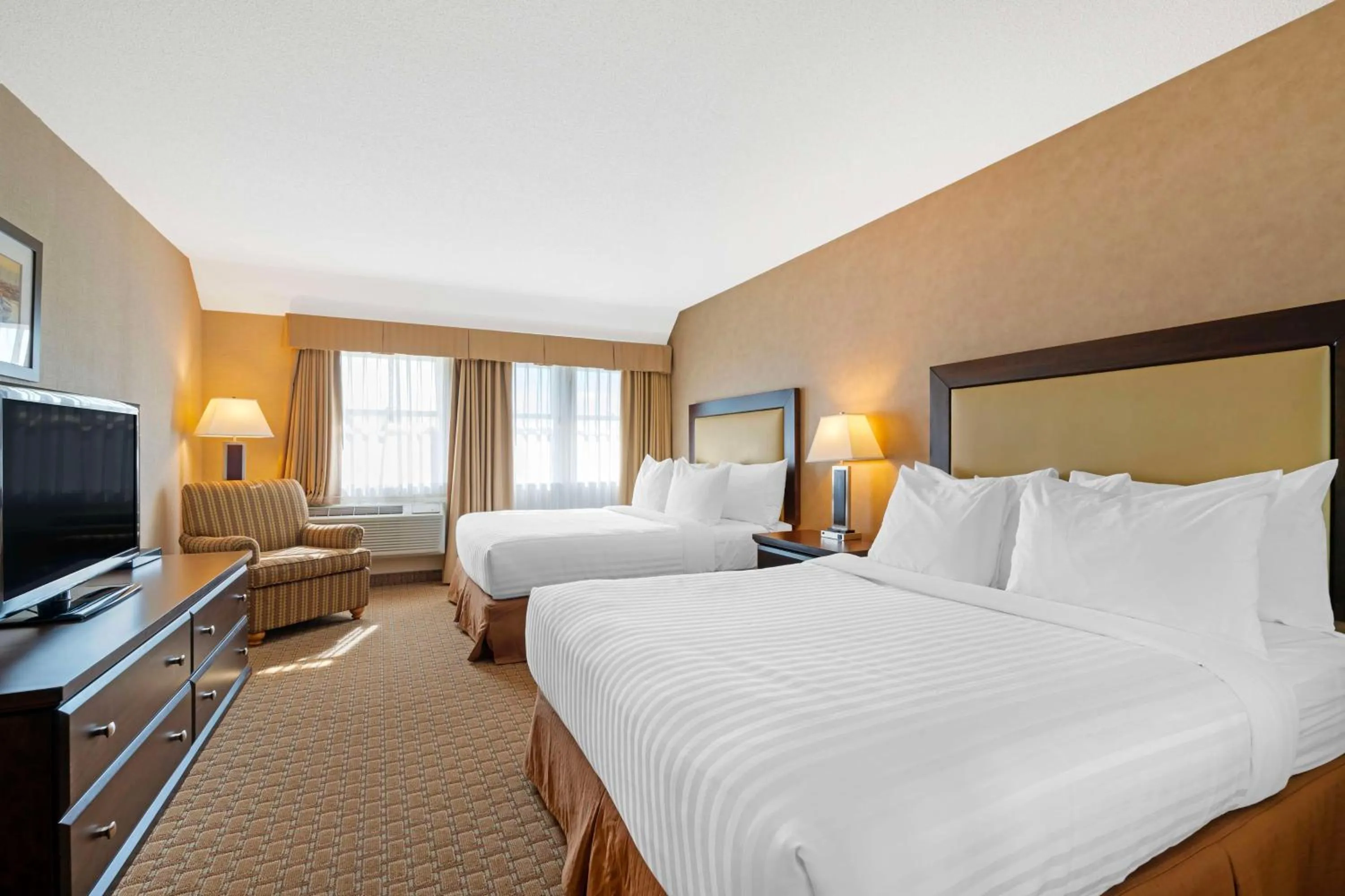 Bedroom, Bed in Best Western Plus Emerald Isle Hotel