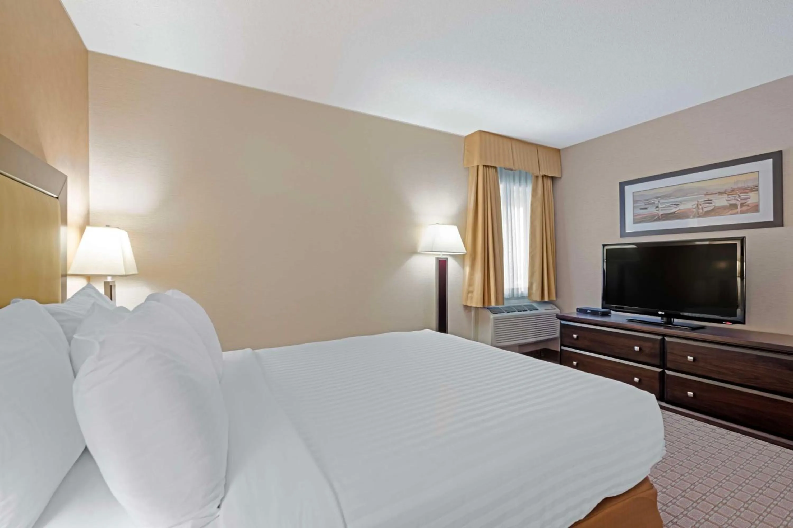 Bedroom, Bed in Best Western Plus Emerald Isle Hotel