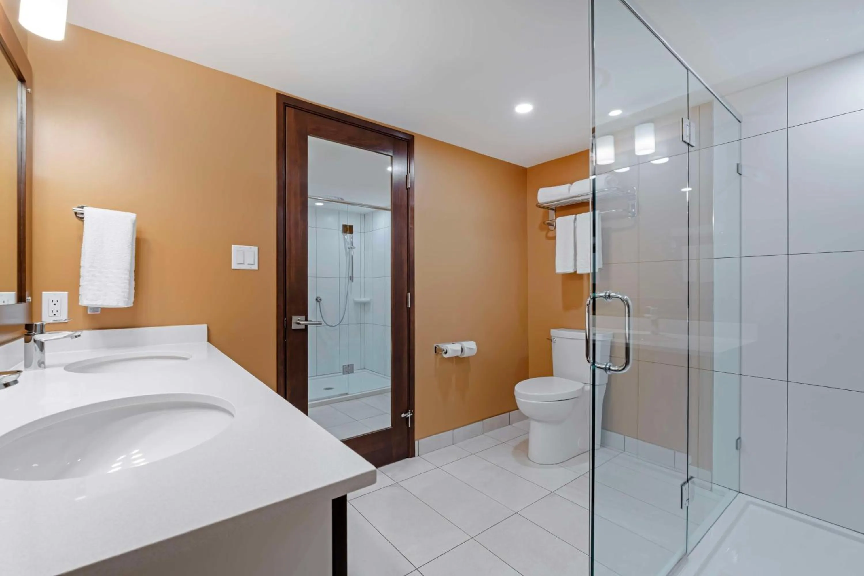 Bathroom in Best Western Plus Emerald Isle Hotel