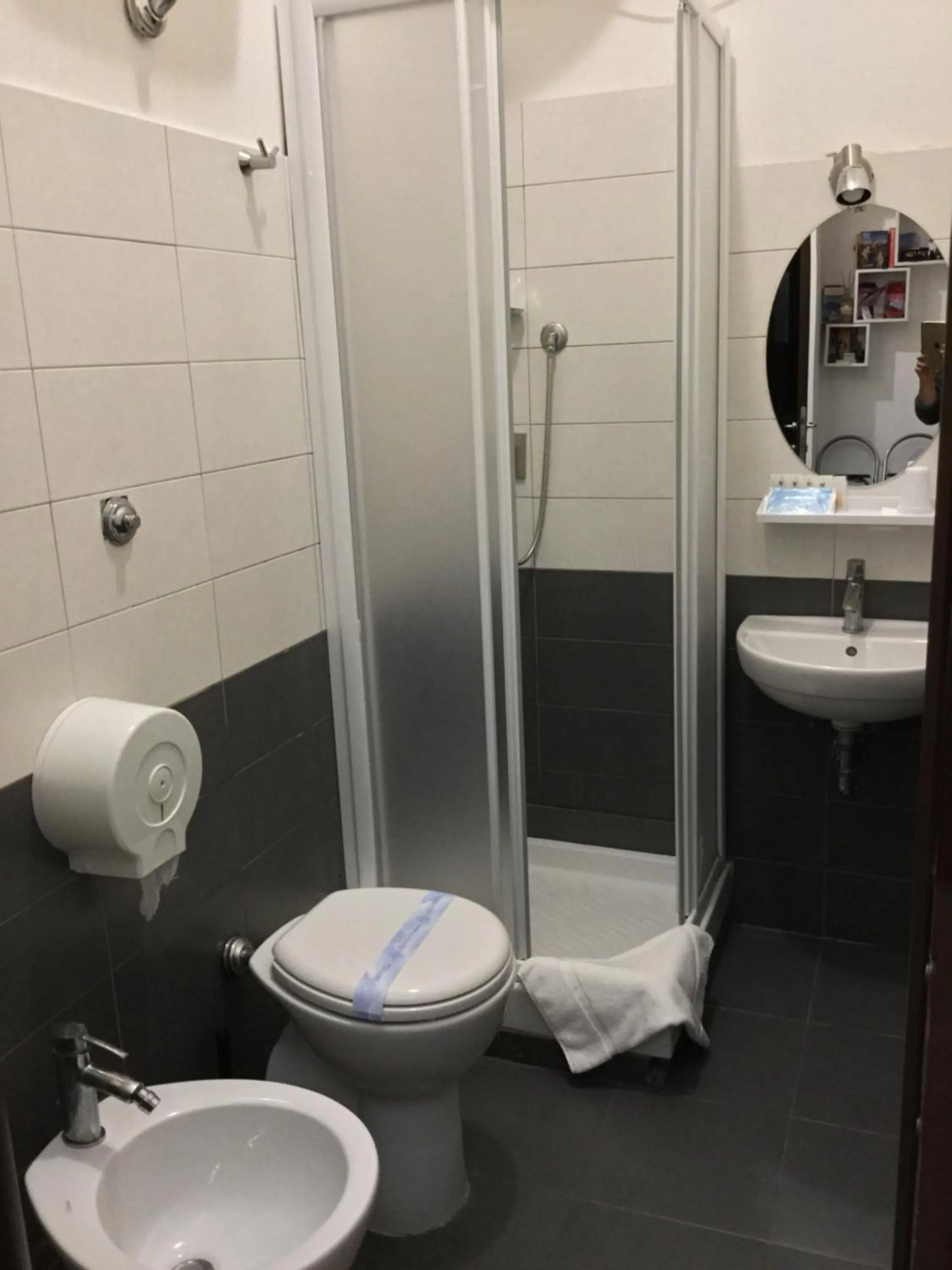 Bathroom in Cialdini Rome