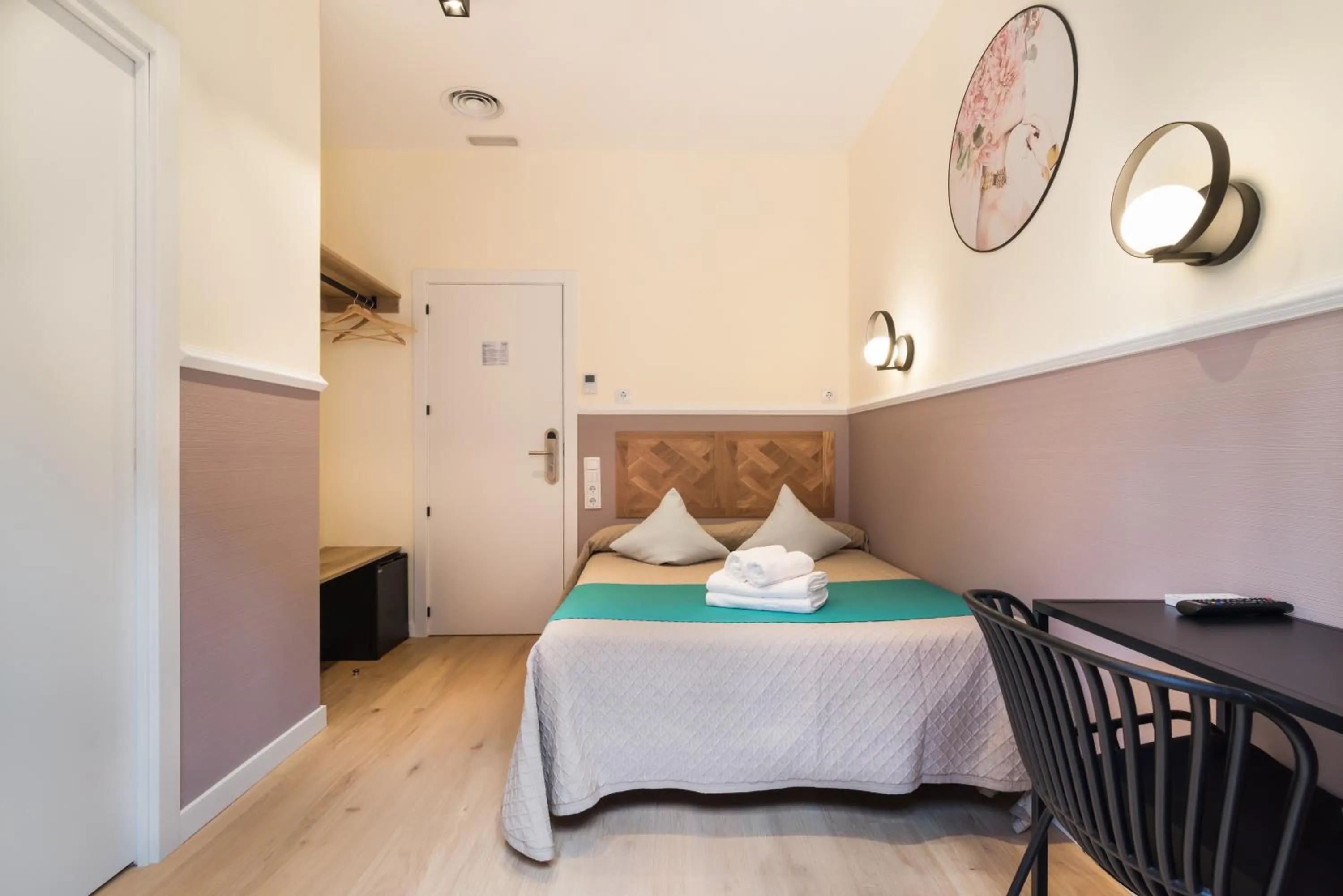 Photo of the whole room, Bed in Hostal Evoke Madrid