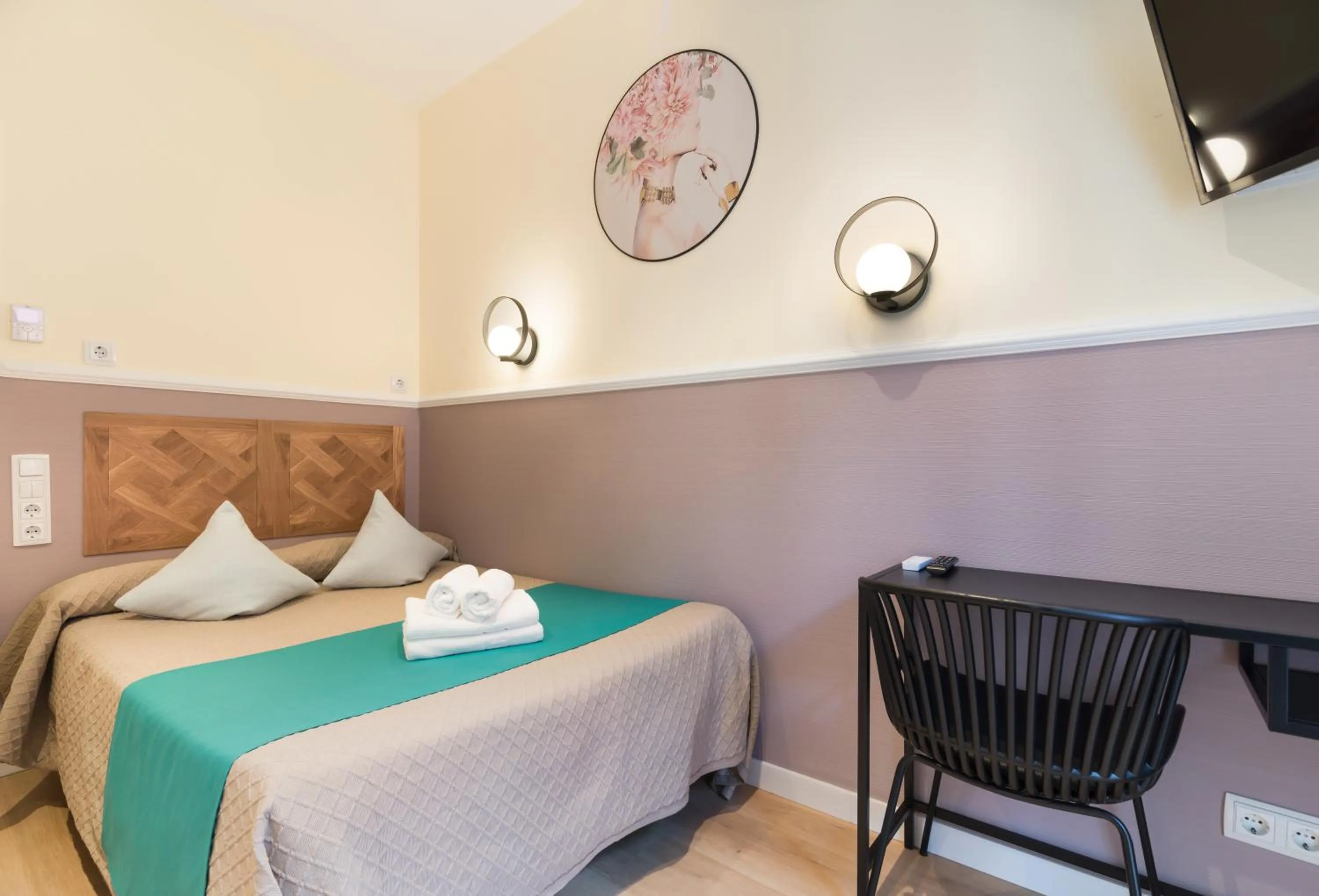 Photo of the whole room, Bed in Hostal Evoke Madrid