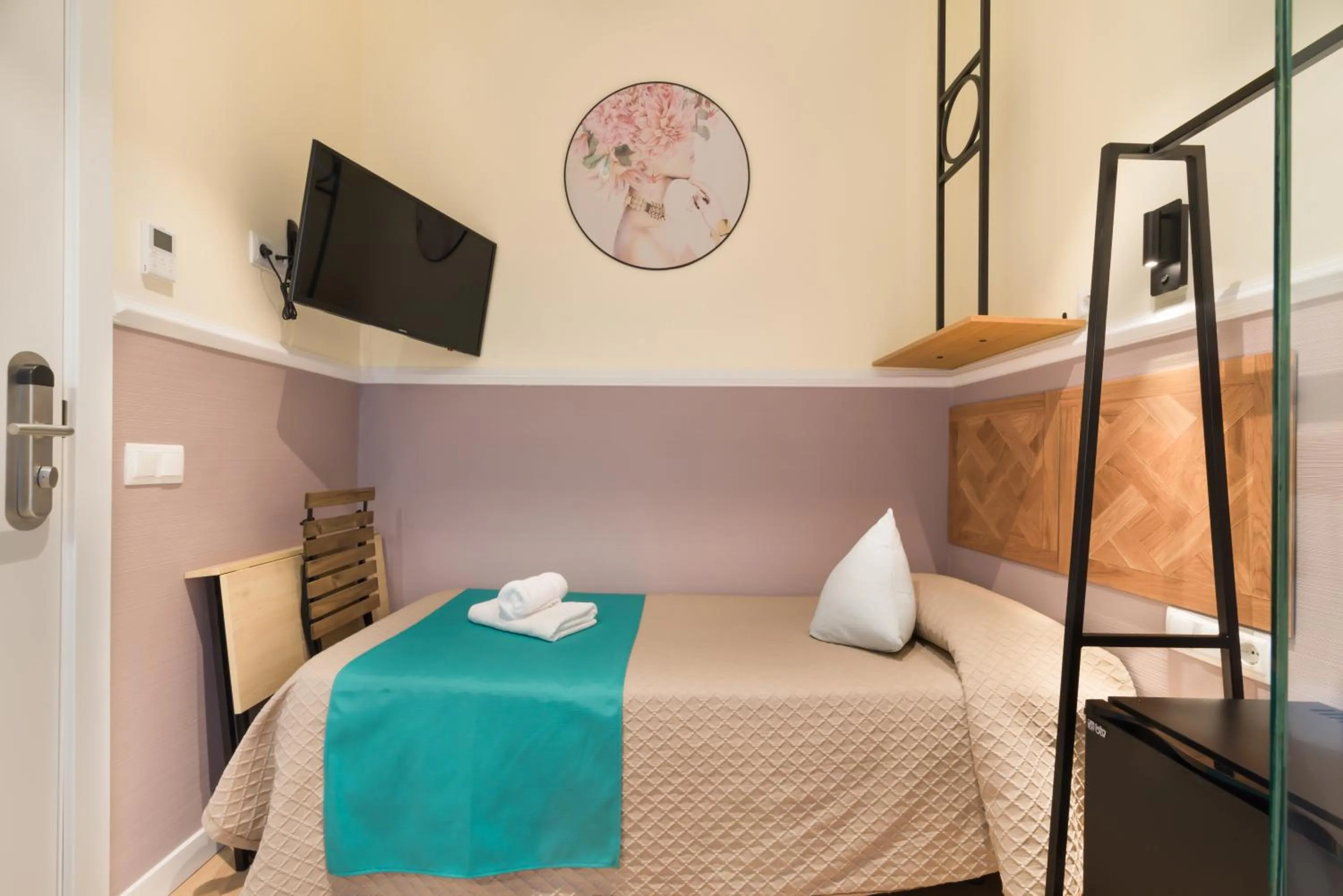 Photo of the whole room, Bed in Hostal Evoke Madrid