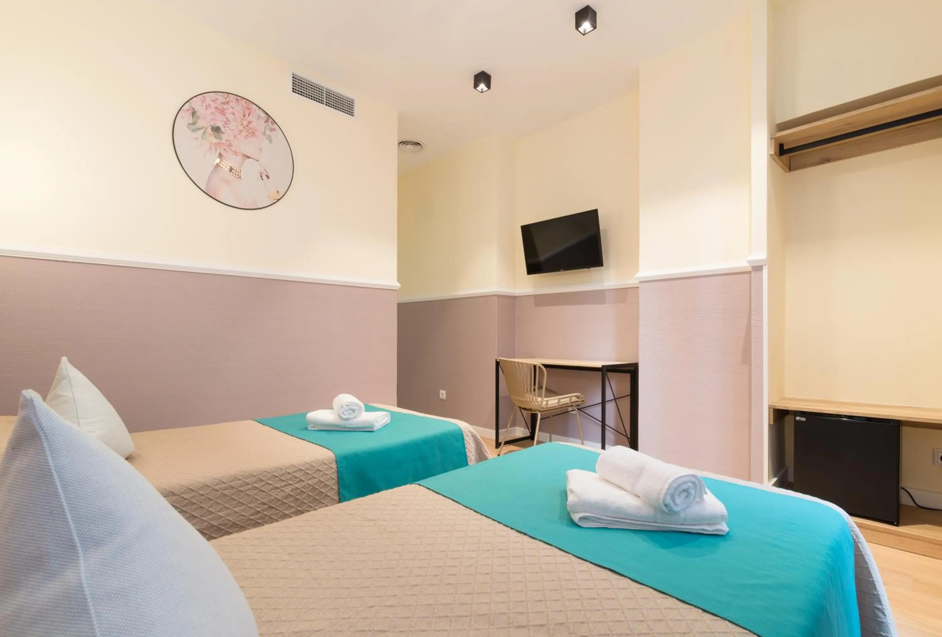 Photo of the whole room, Bed in Hostal Evoke Madrid