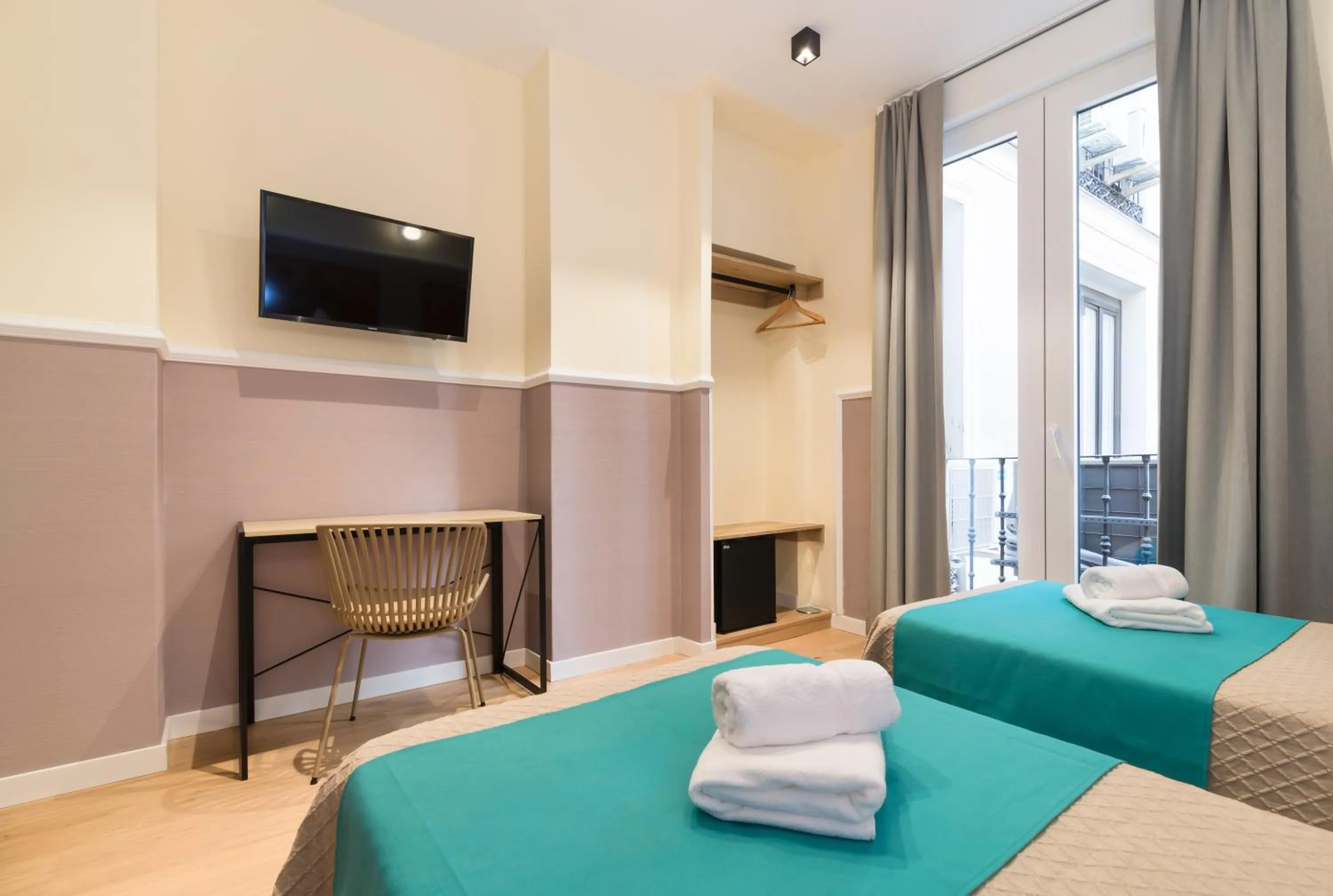 TV and multimedia, Bed in Hostal Evoke Madrid