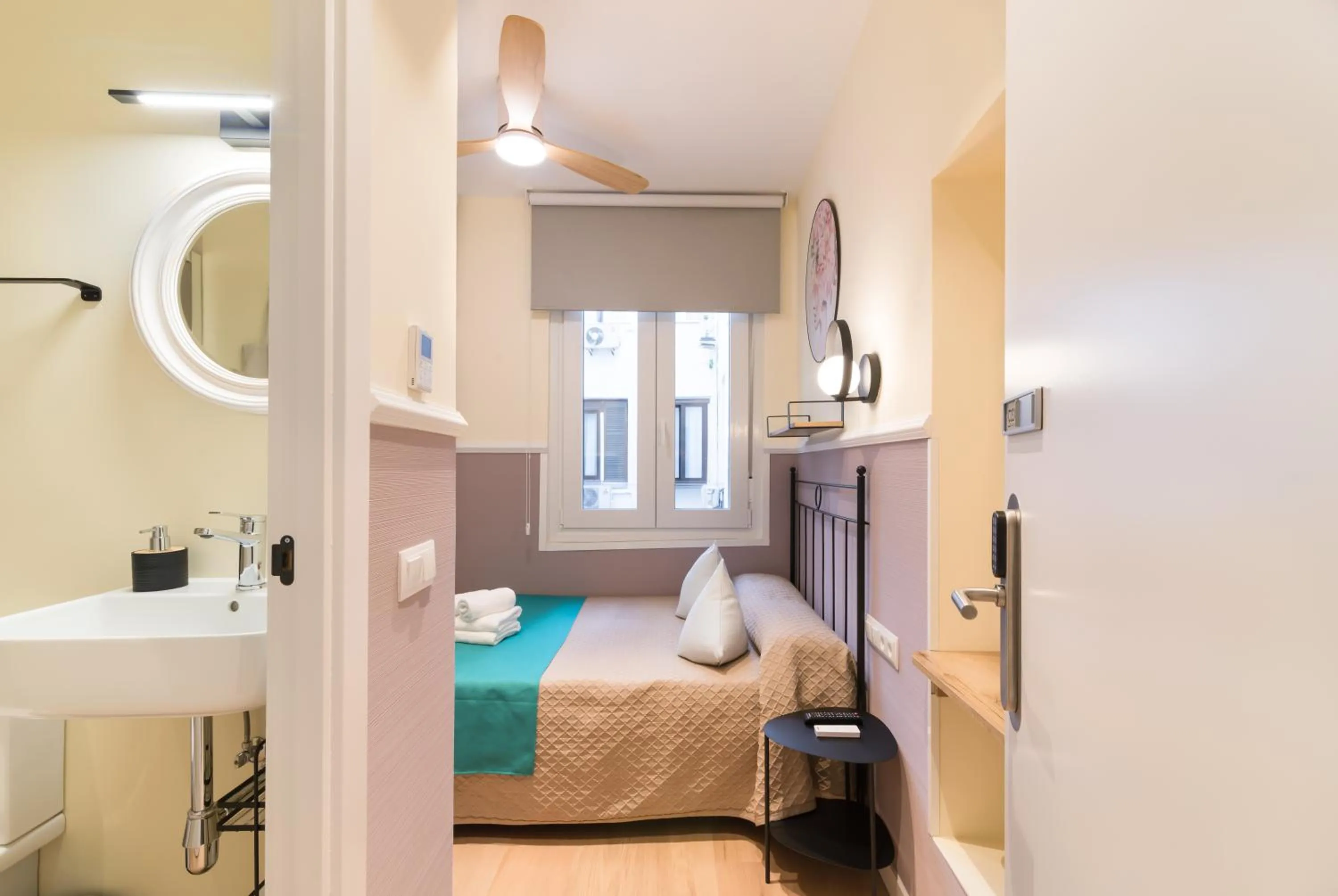 Photo of the whole room, Bed in Hostal Evoke Madrid