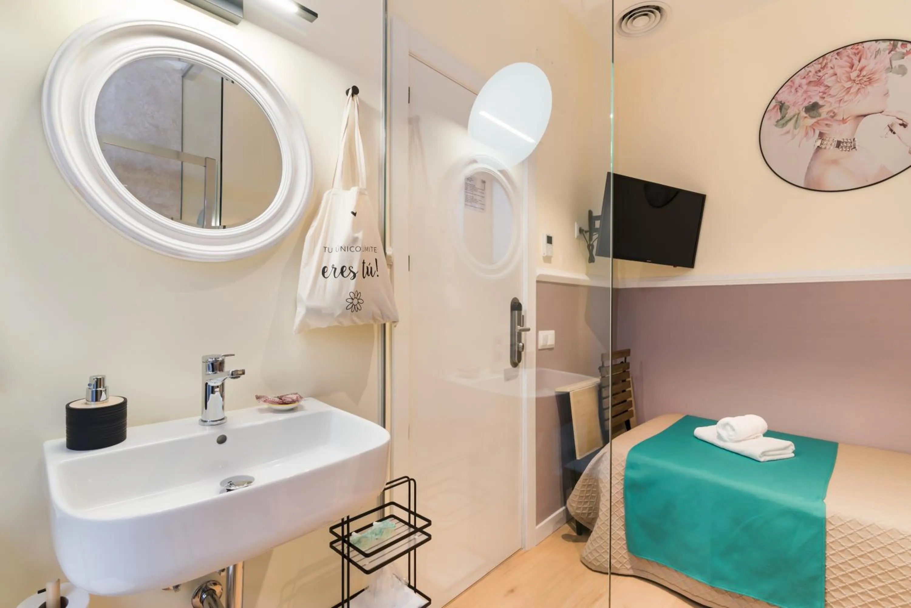 Bathroom, Bed in Hostal Evoke Madrid