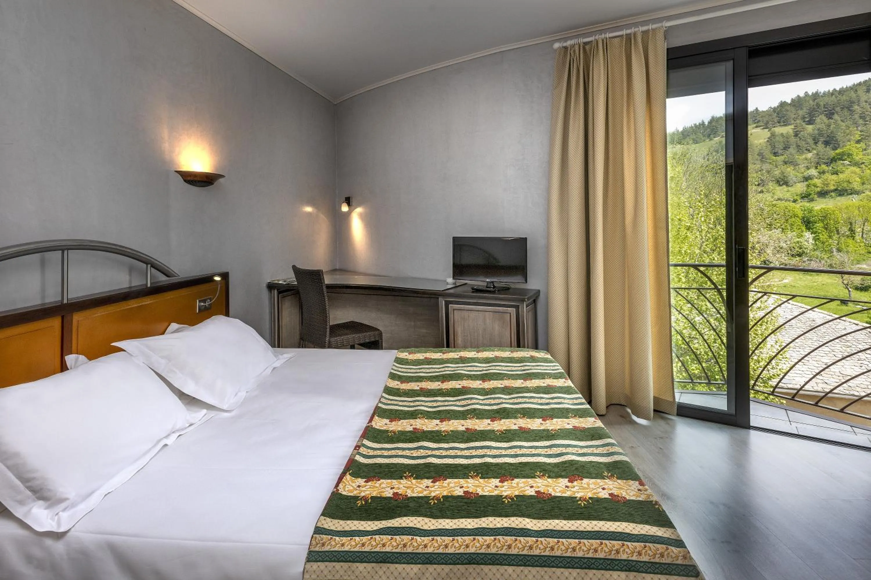 Property building, Bed in Logis Hôtel Restaurant Le Mont Aigoual