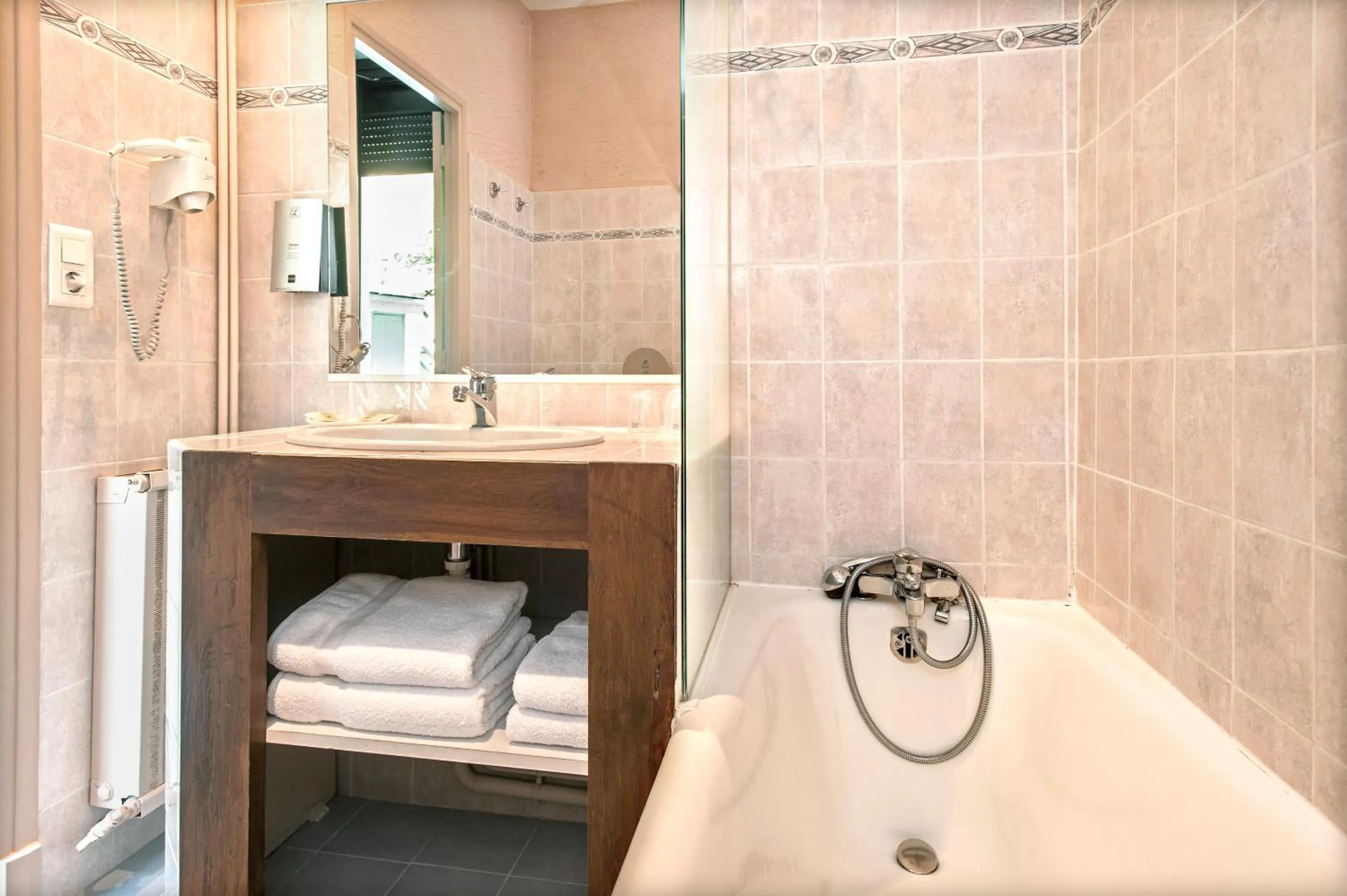 Shower in Logis Hôtel Restaurant Le Mont Aigoual