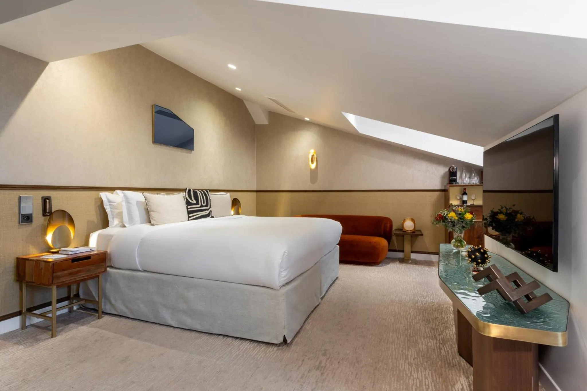 Photo of the whole room, Bed in InterContinental Paris Champs Elysées Etoile by IHG